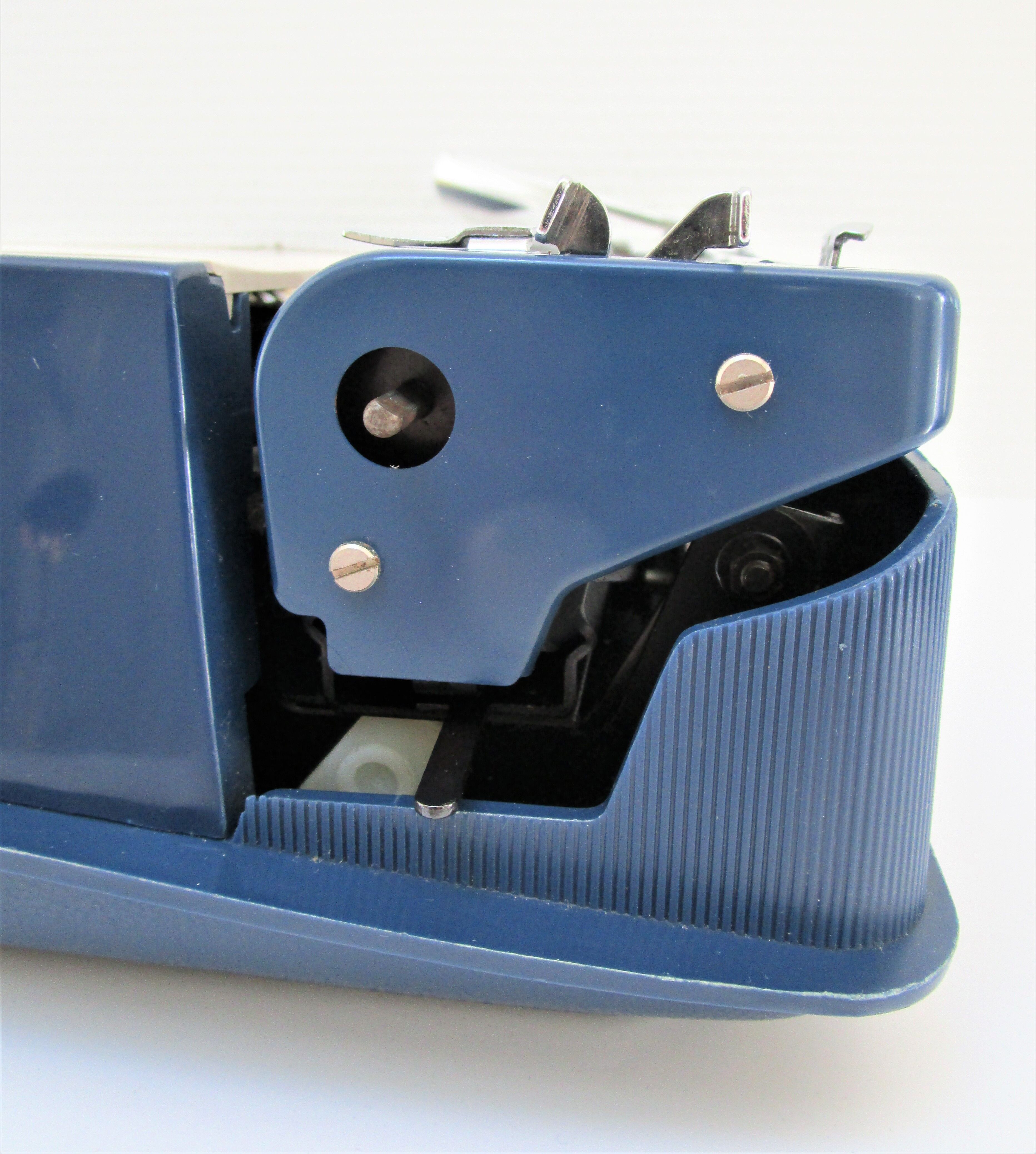 typewriter Remington Sperry rand Envoy III blue and white 70s