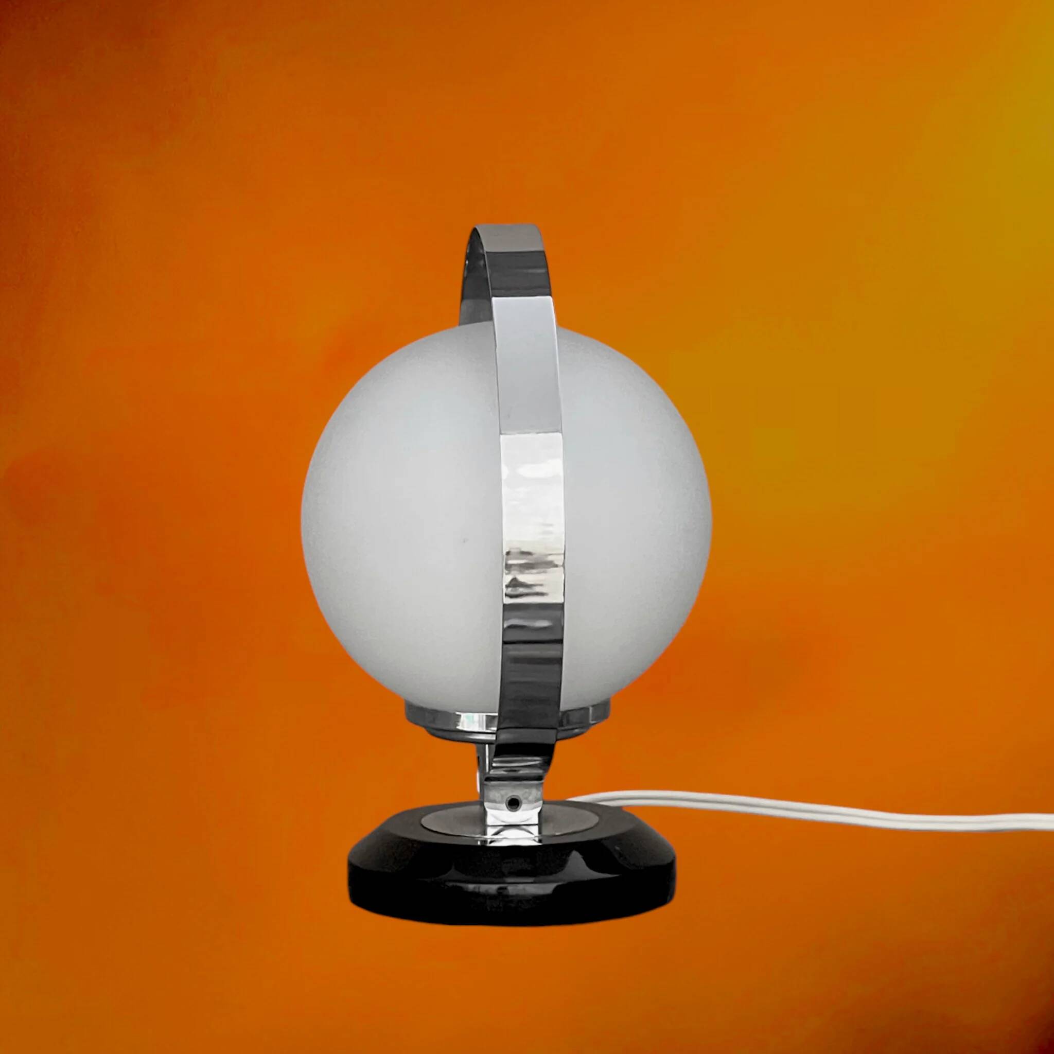 Lampe de table Space Age en opaline et chrome – Années 1970
