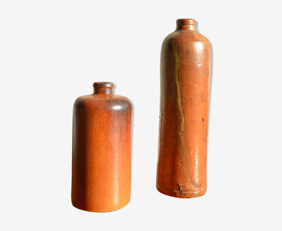 Lot de deux bouteilles en grès émaillé