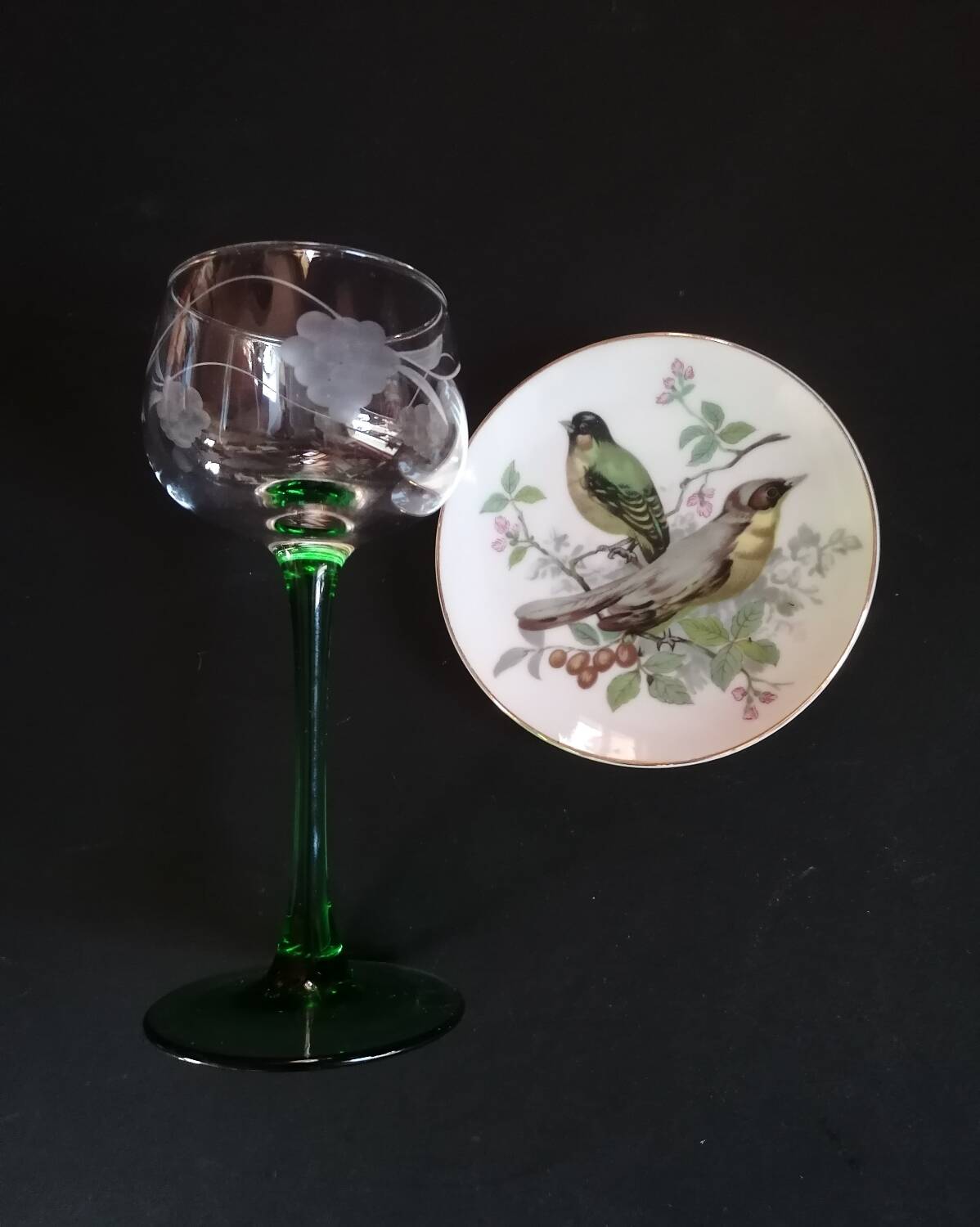 8 Alsace wine glasses with engraved green grape cluster decoration