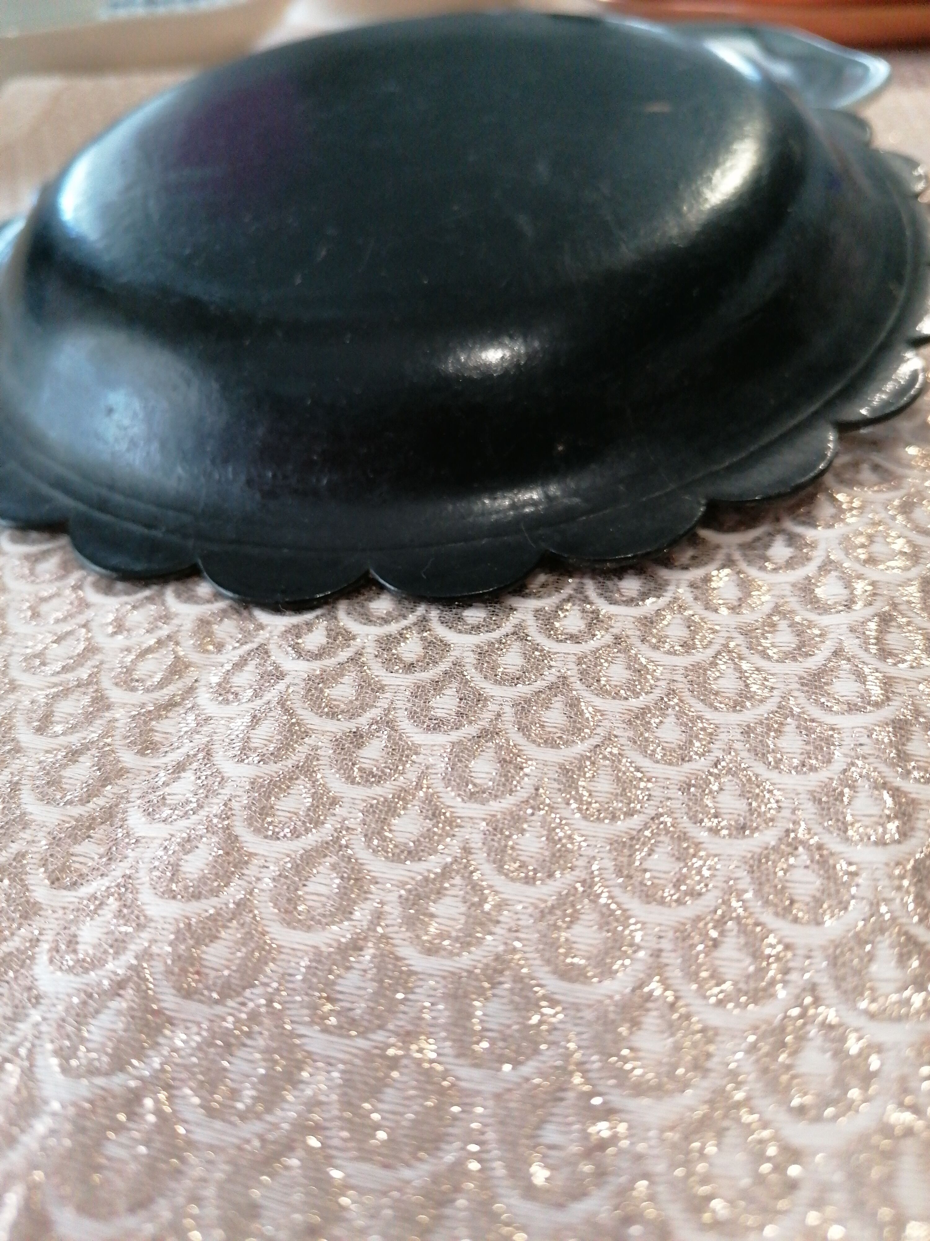 Black and gold lacquered Chinese bowl