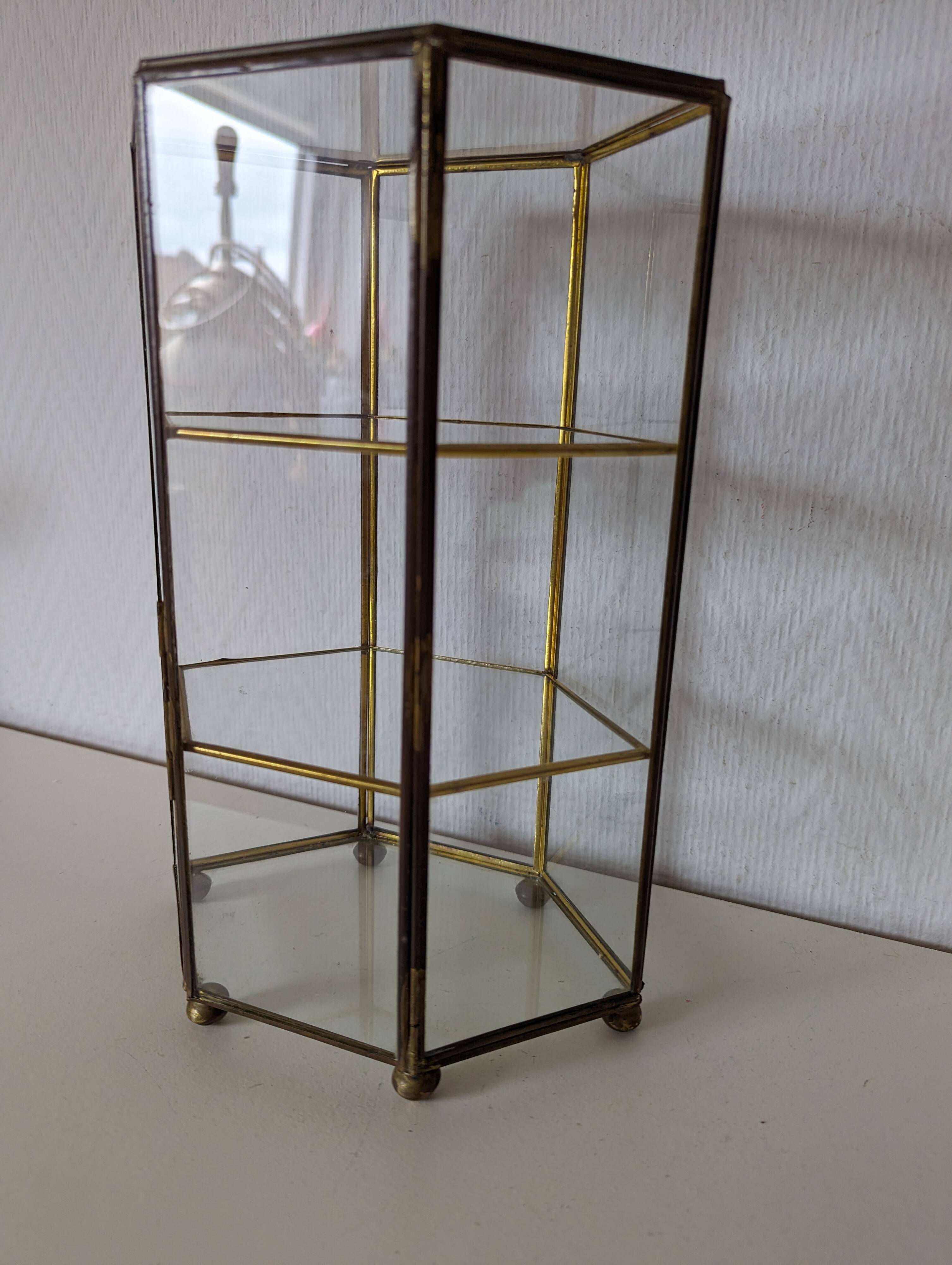 Vitrine pour miniatures, armoire en verre et laiton