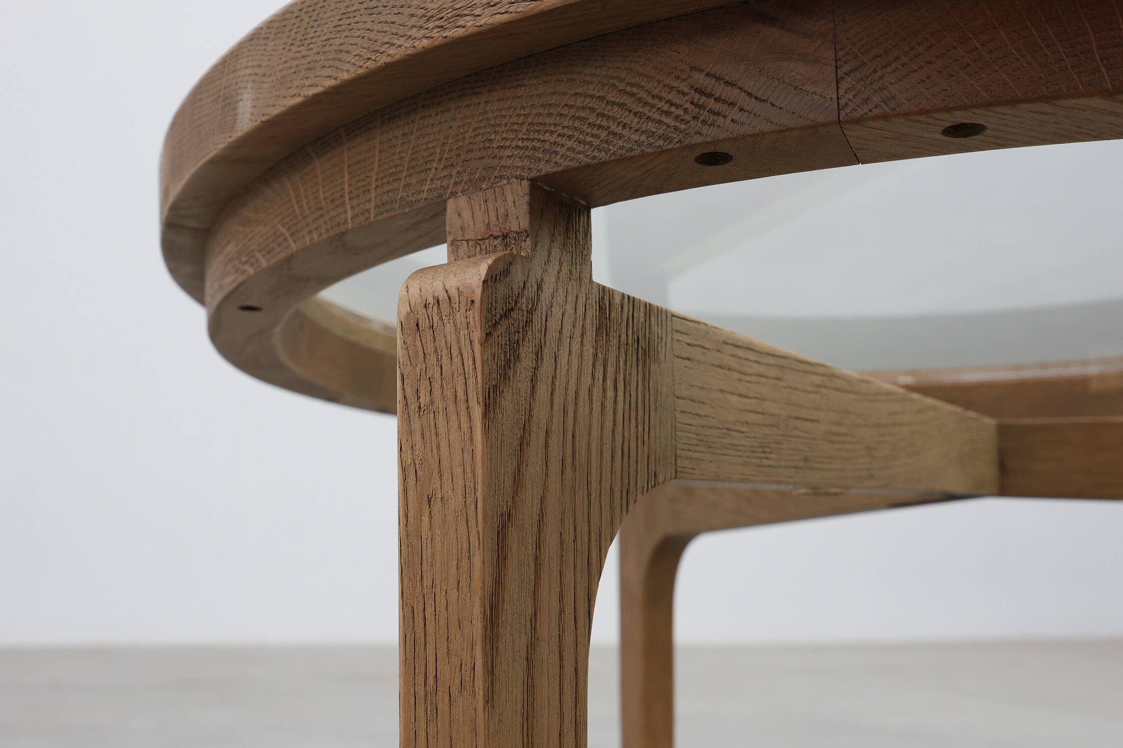 Table moderne en bois de cèdre et verre, Italie fin du 20e siècle