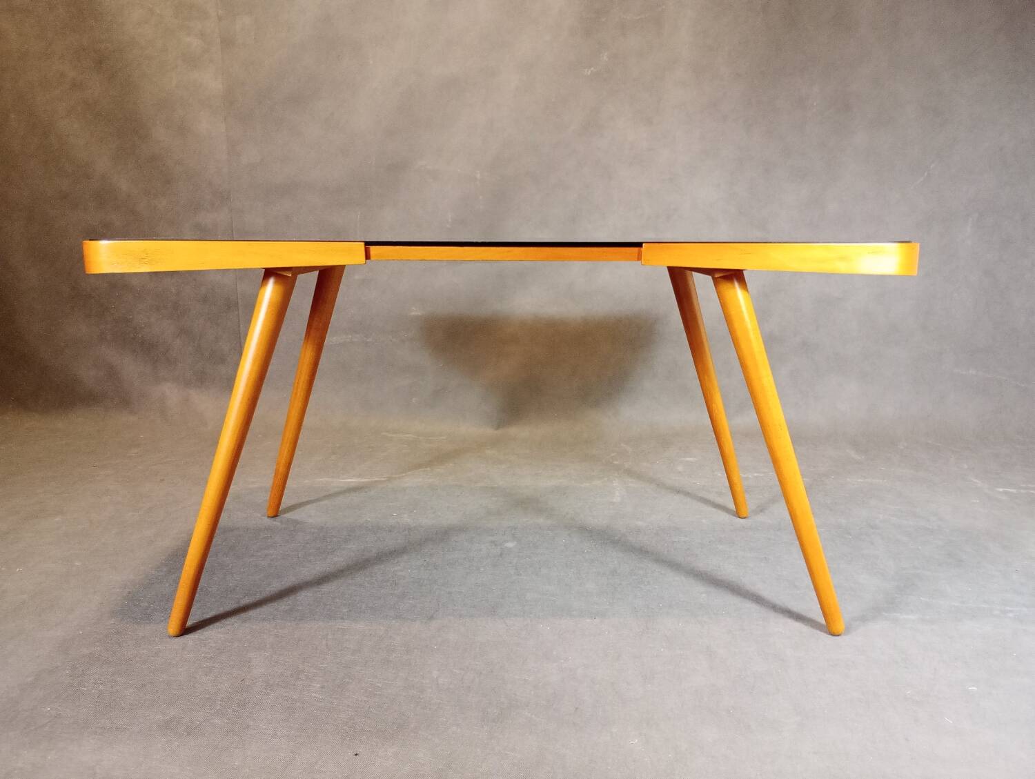 Table basse Jiri Jiroutek par Cesky Nabytok