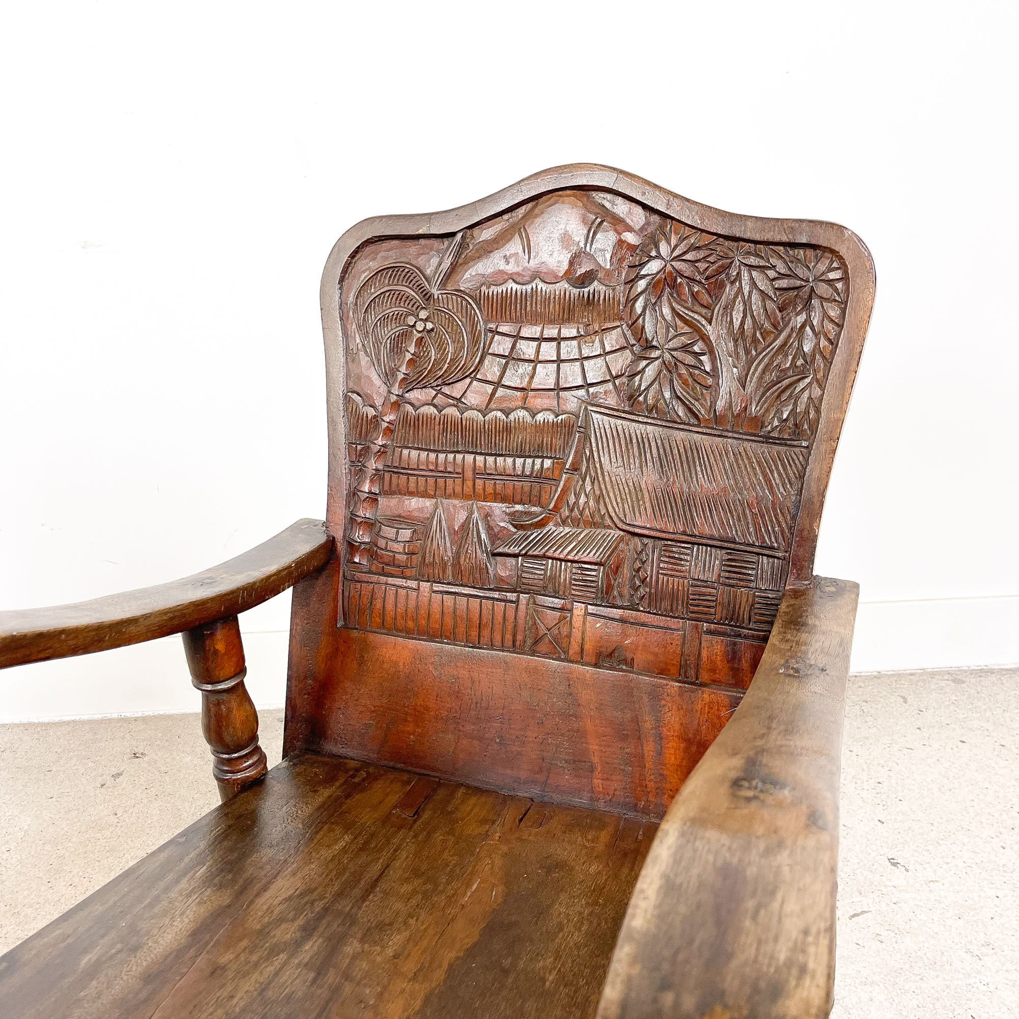 Paire de fauteuils en bois de teck sculpté Indonésie