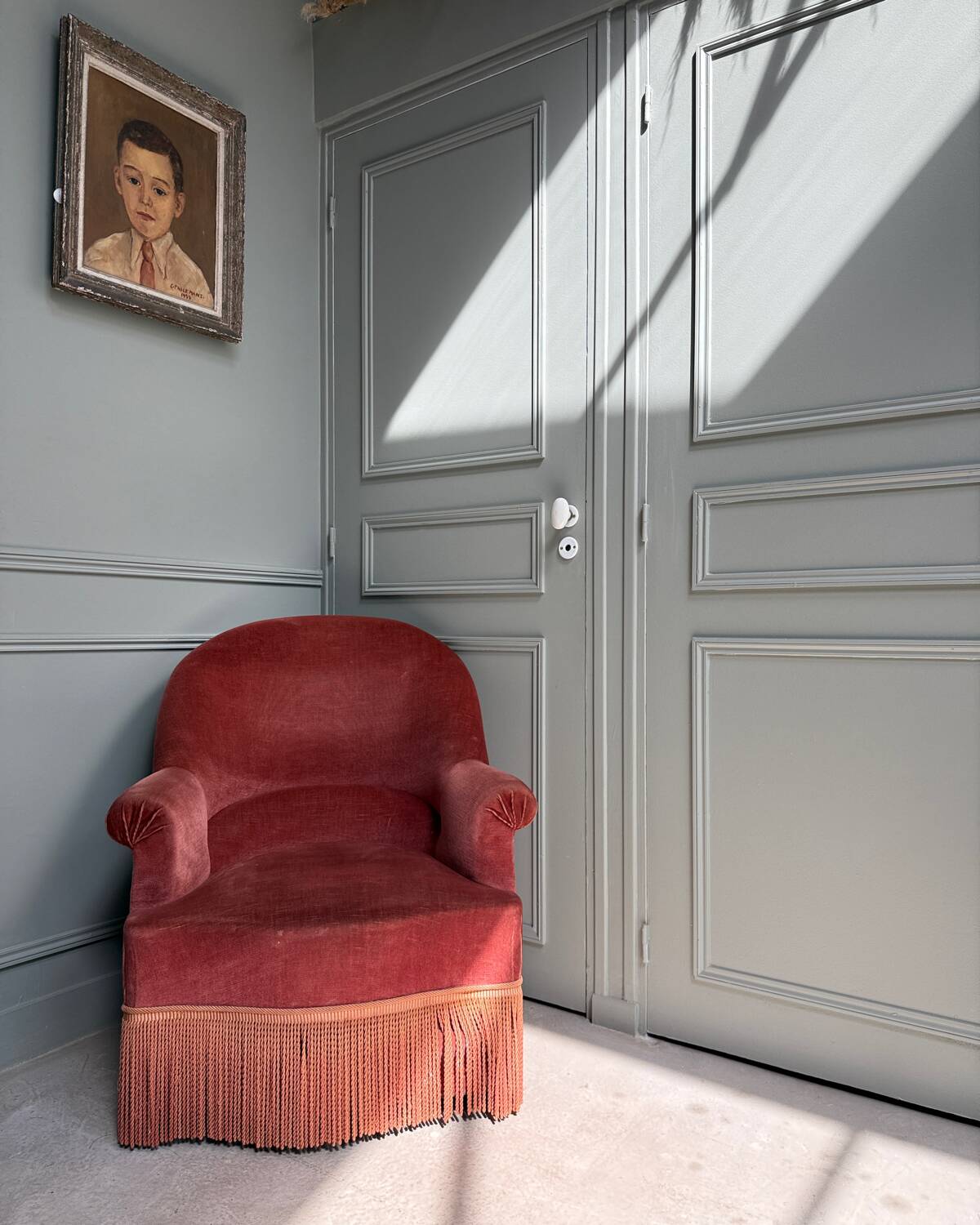 Pink velvet toad chair