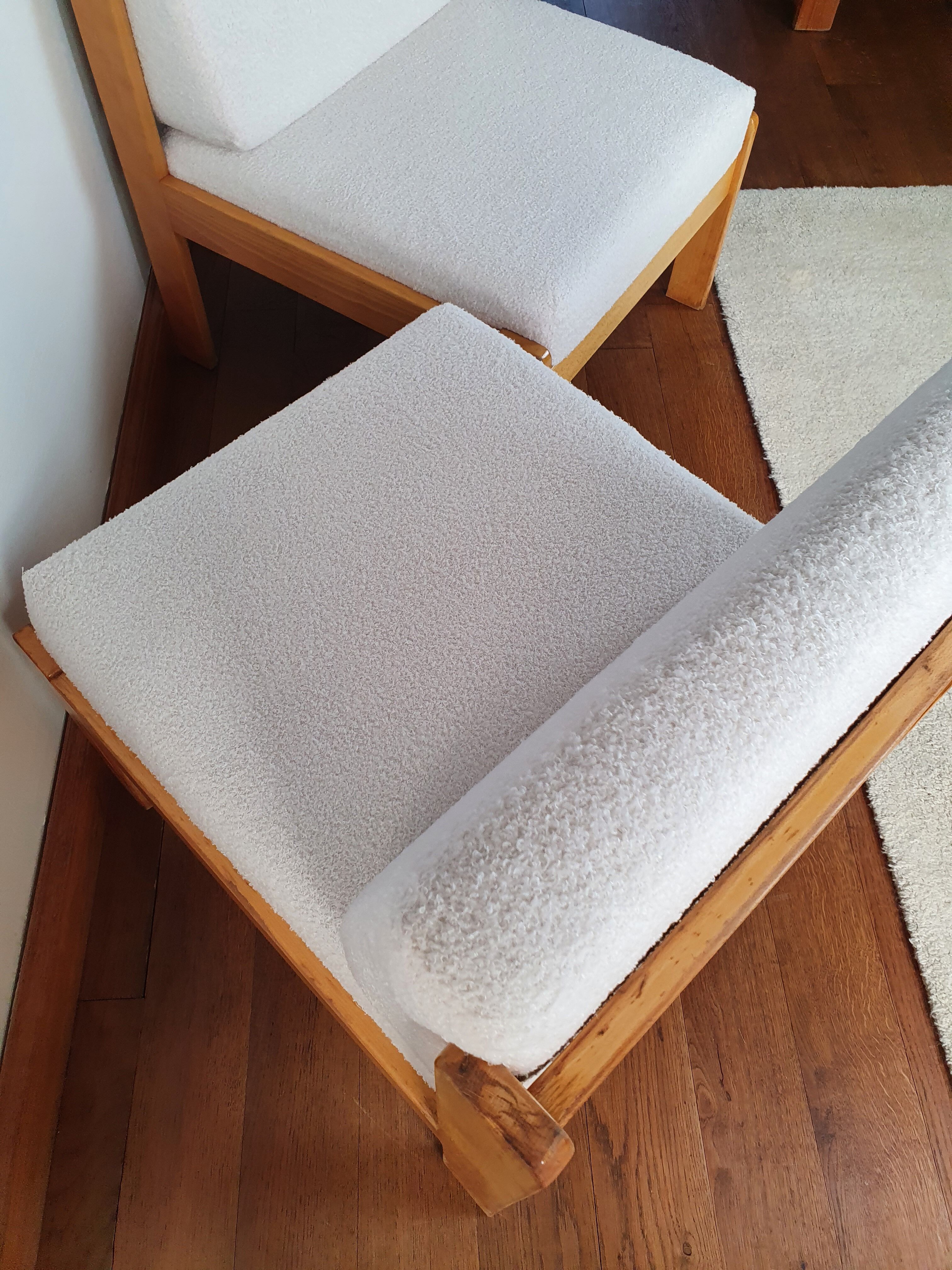 Paire de chauffeuses bois et tissu bouclette