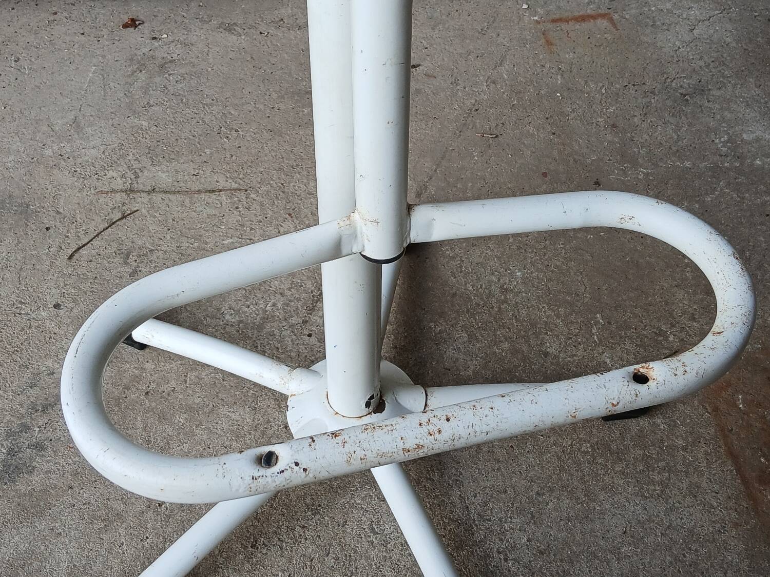 Telescopic bar or workshop stool