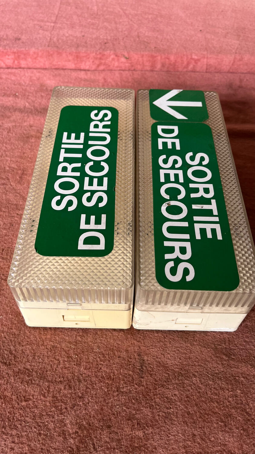 Set of 2 blocks emergency exit 90s