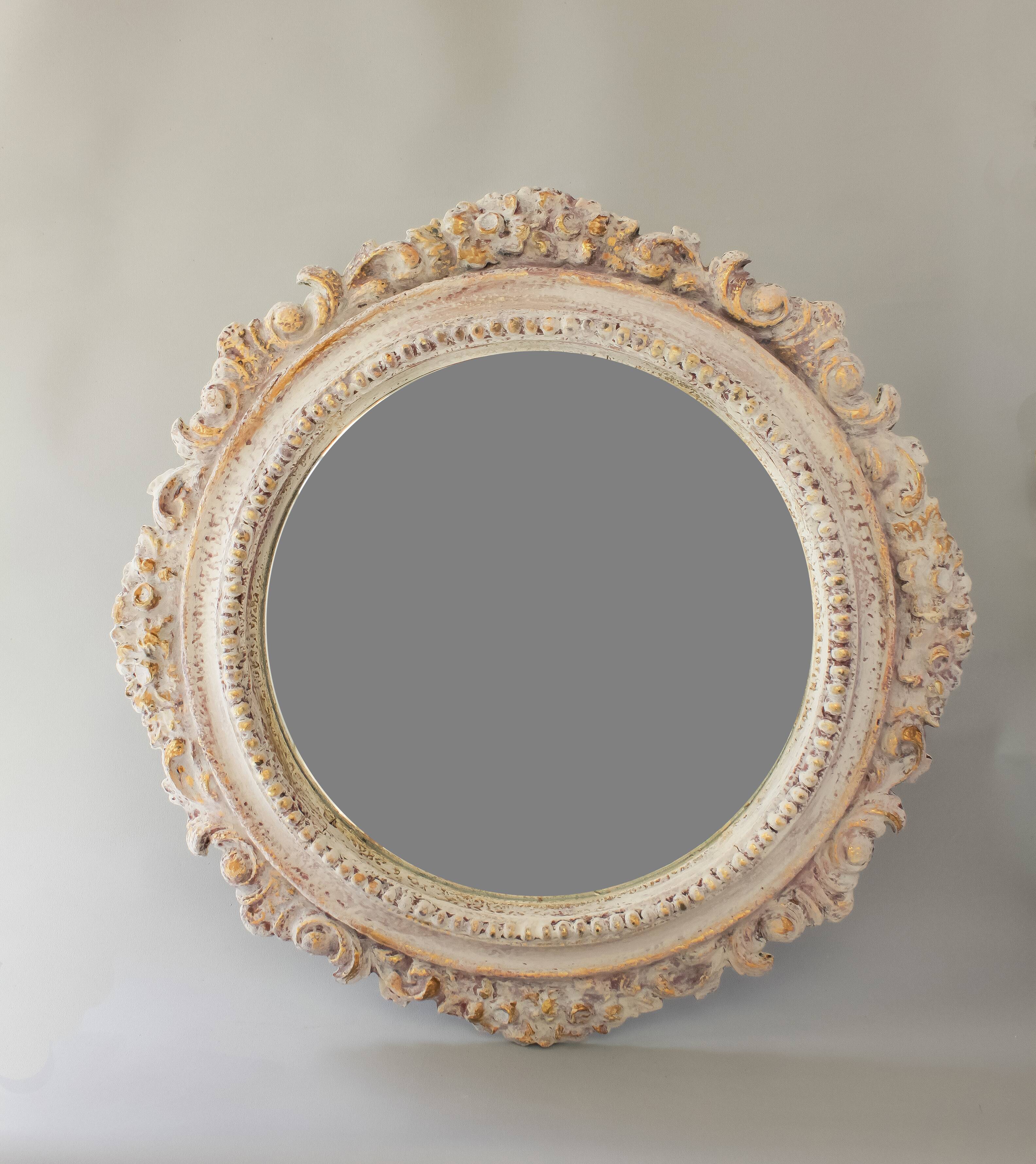 Espejo redondo de madera decorado.