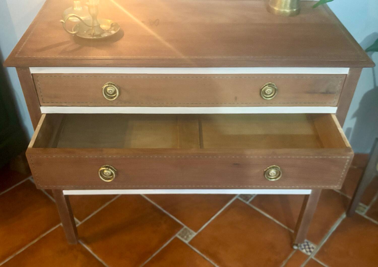 Commode ancienne française en merisier avec miroir – restaurée et peinte