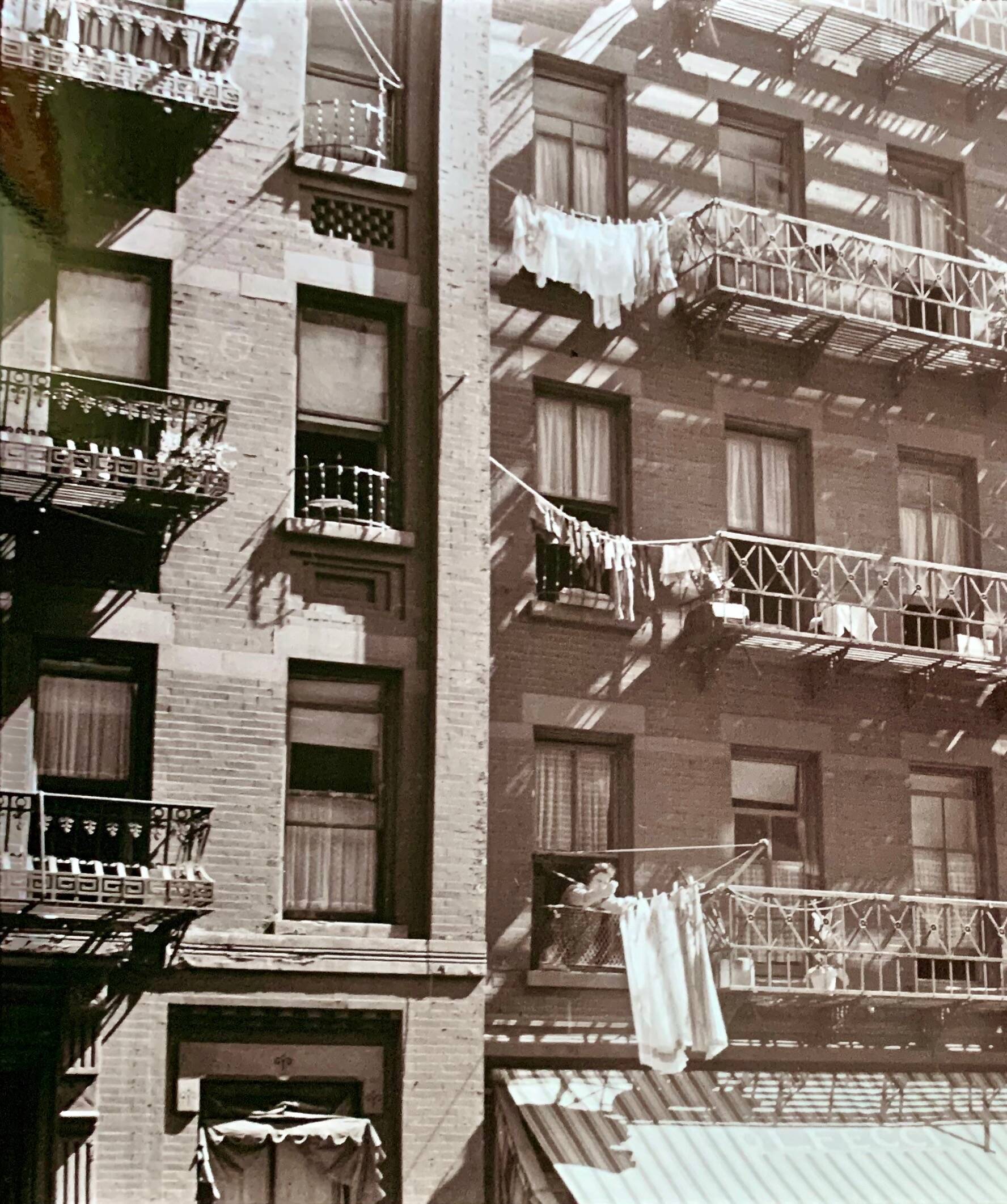 Typical urban façade of 1930s New York — The soul of old Manhattan