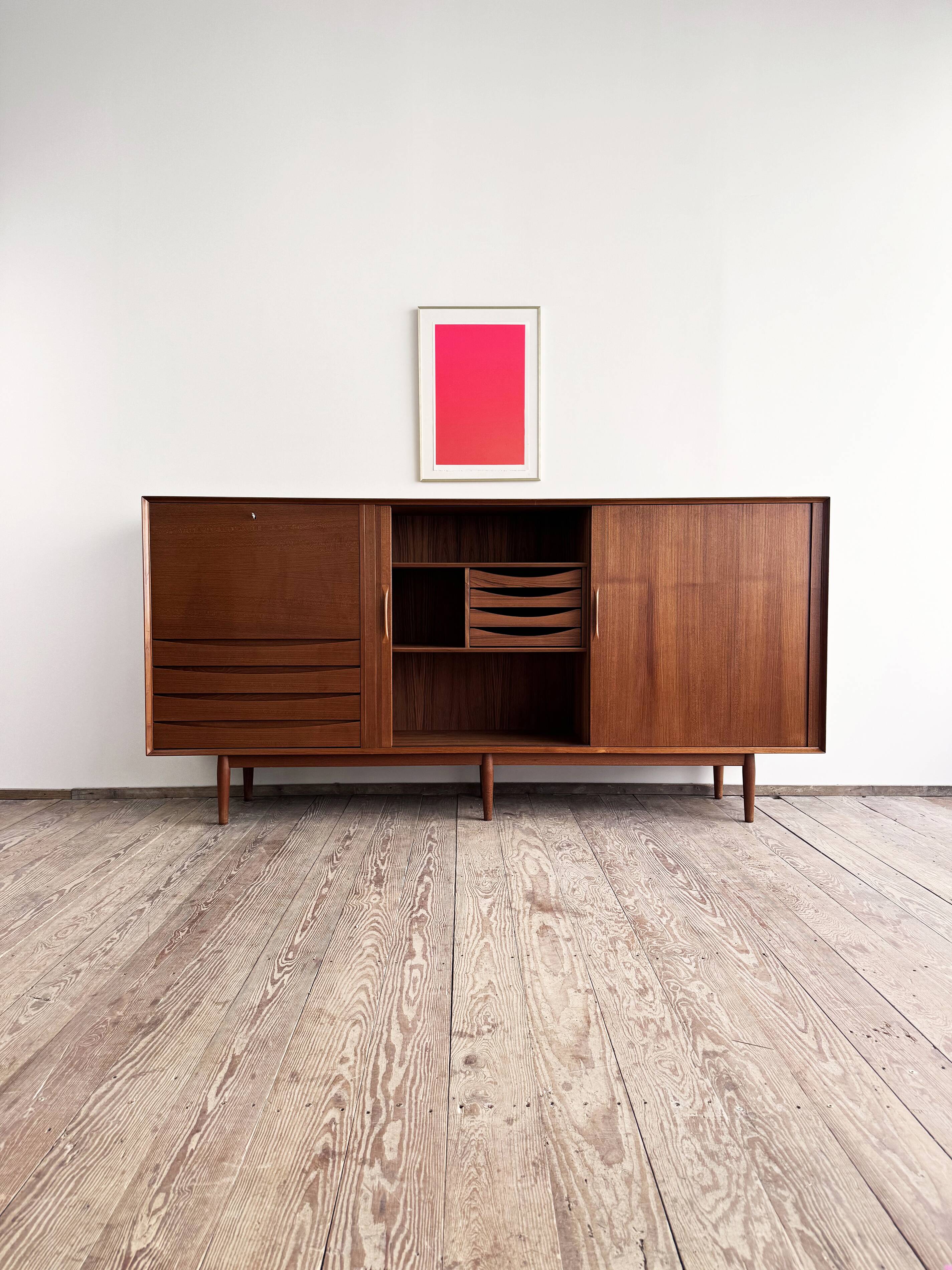 Grand Buffet Mid-Century Moderne en Teck avec Portes Tambour par Arne Vodder pour Sibast, Danemark