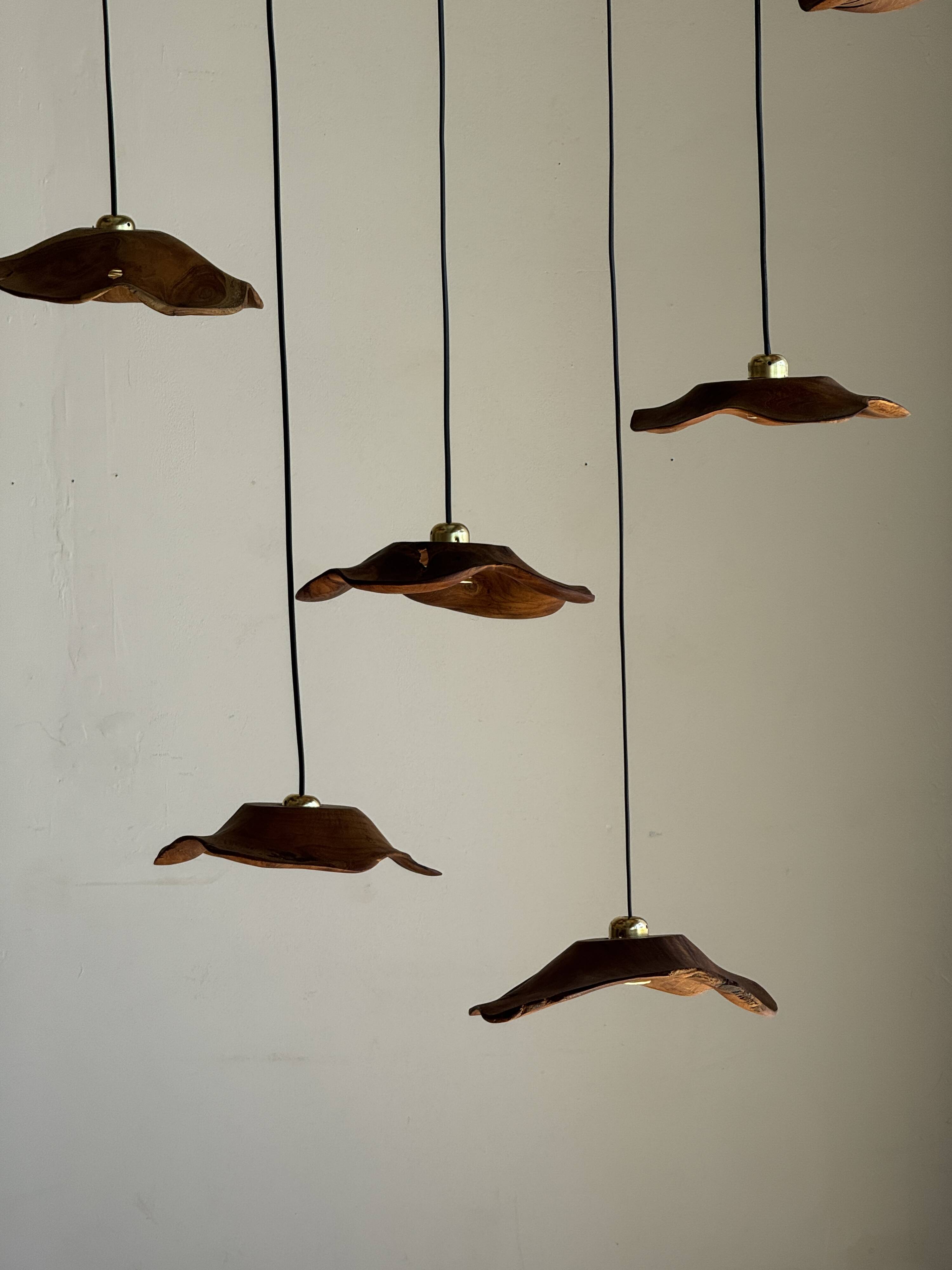 Small wavy flat leaf pendant in teak D:30