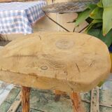 Tabouret de campagne en bois brut et piètement tripode