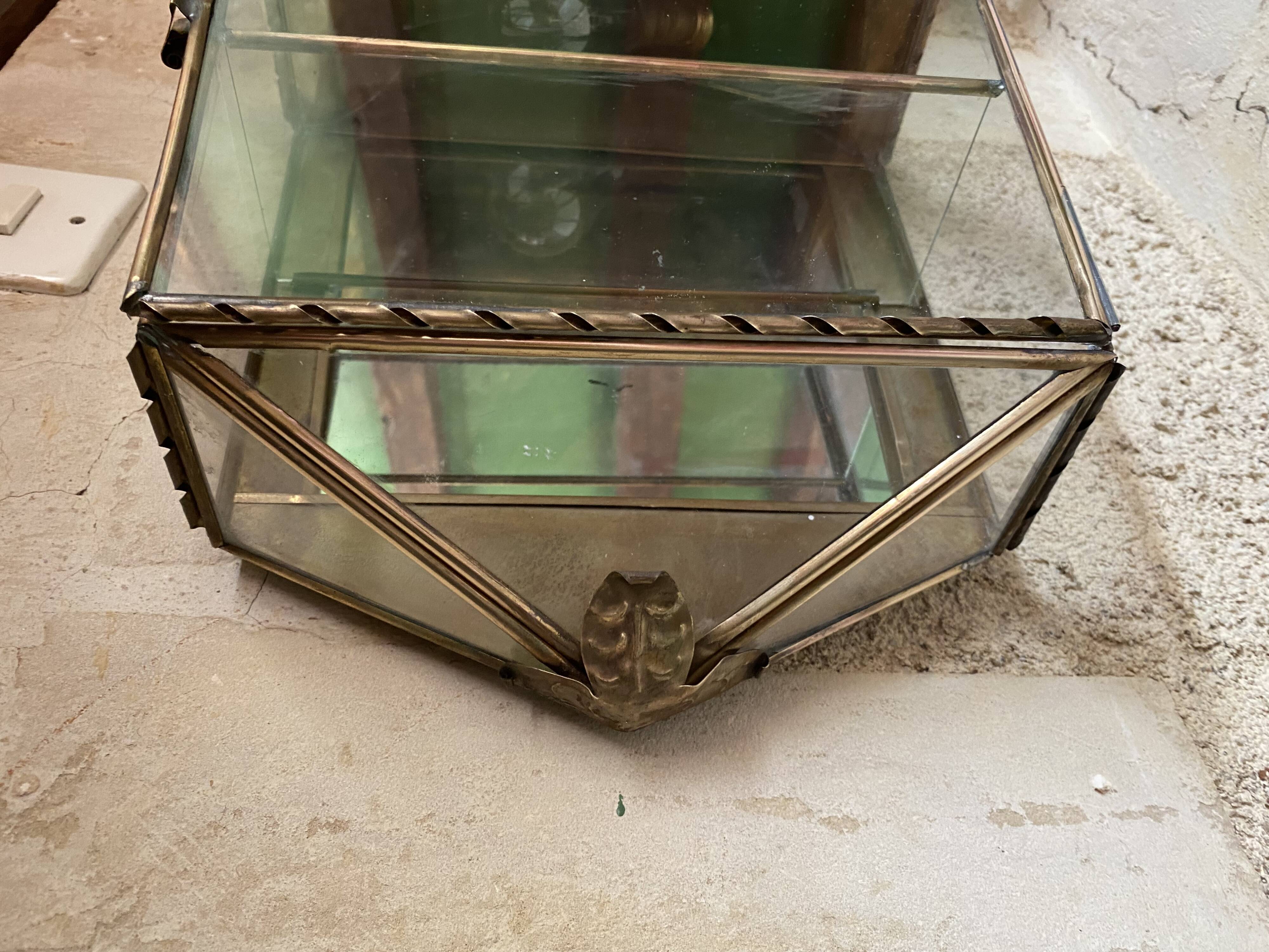 Vitrine en laiton et verre