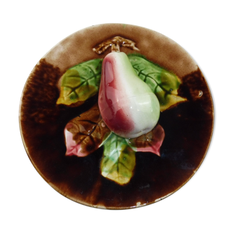 Ancienne assiette en barbotine, poire en relief