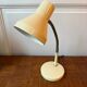 Lampe de bureau en métal jaune pale