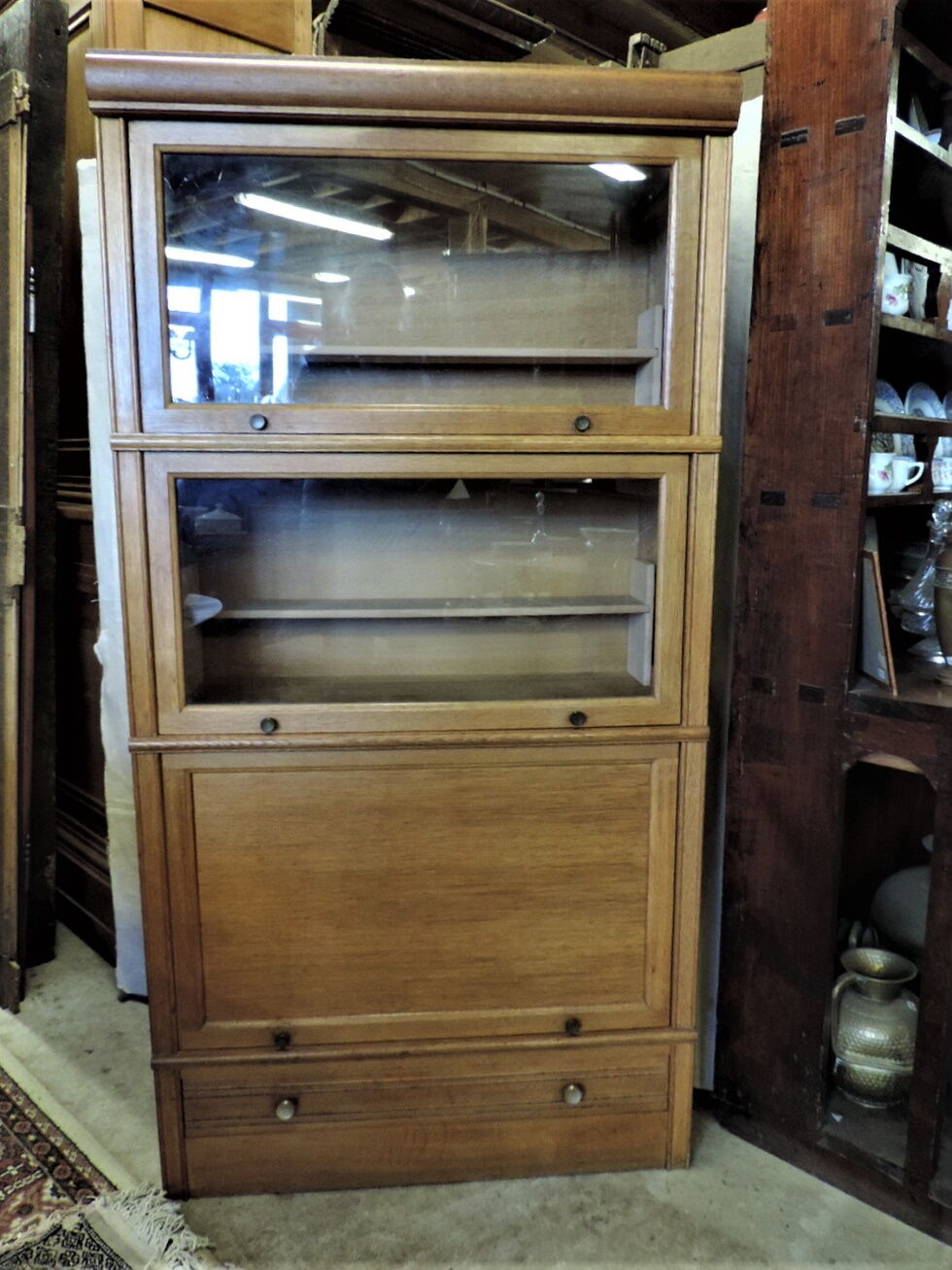 Furniture MD in light oak of vintage years.