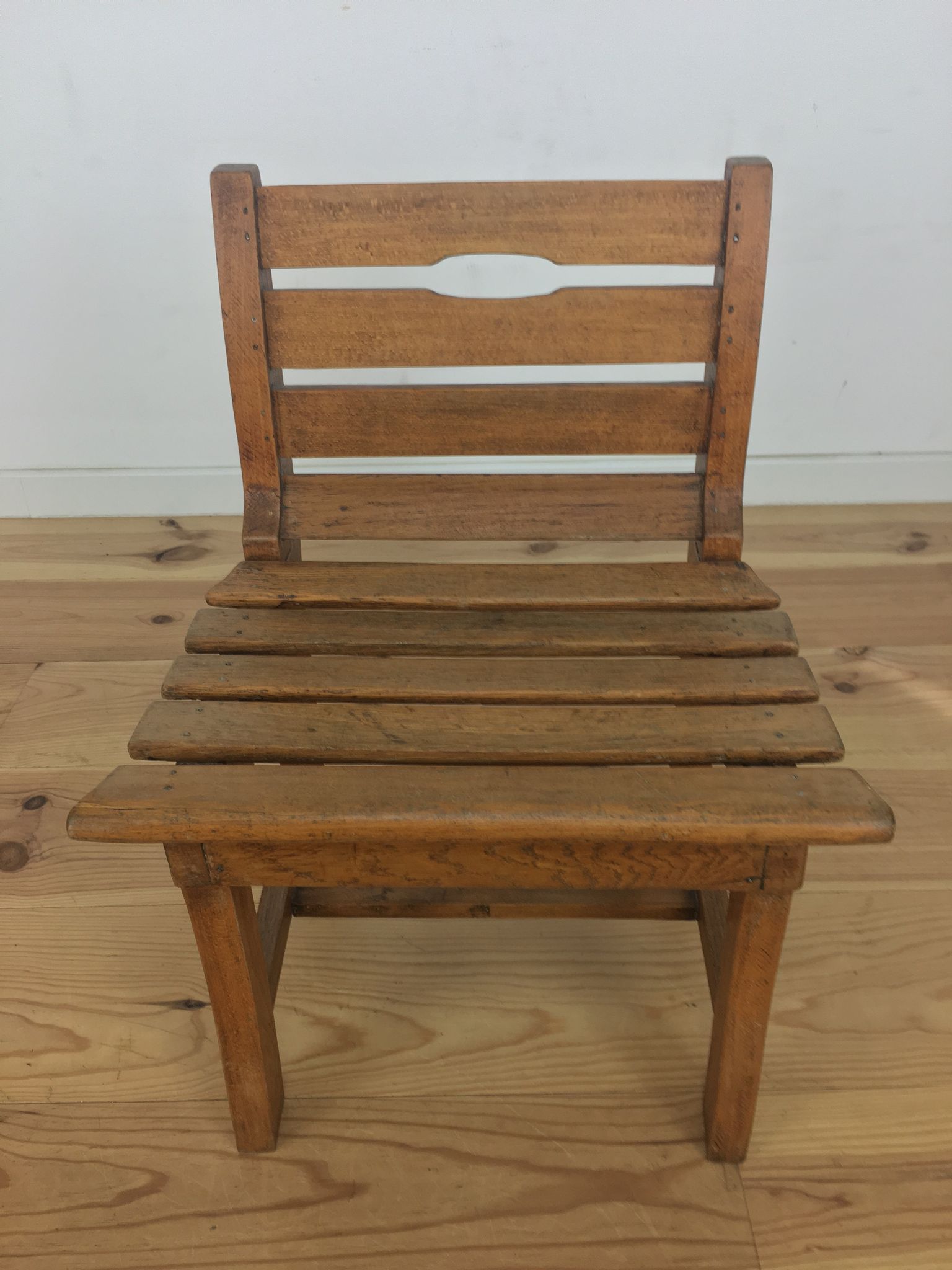 Chaise à lattes de bois pour enfants