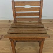 Chaise à lattes de bois pour enfants