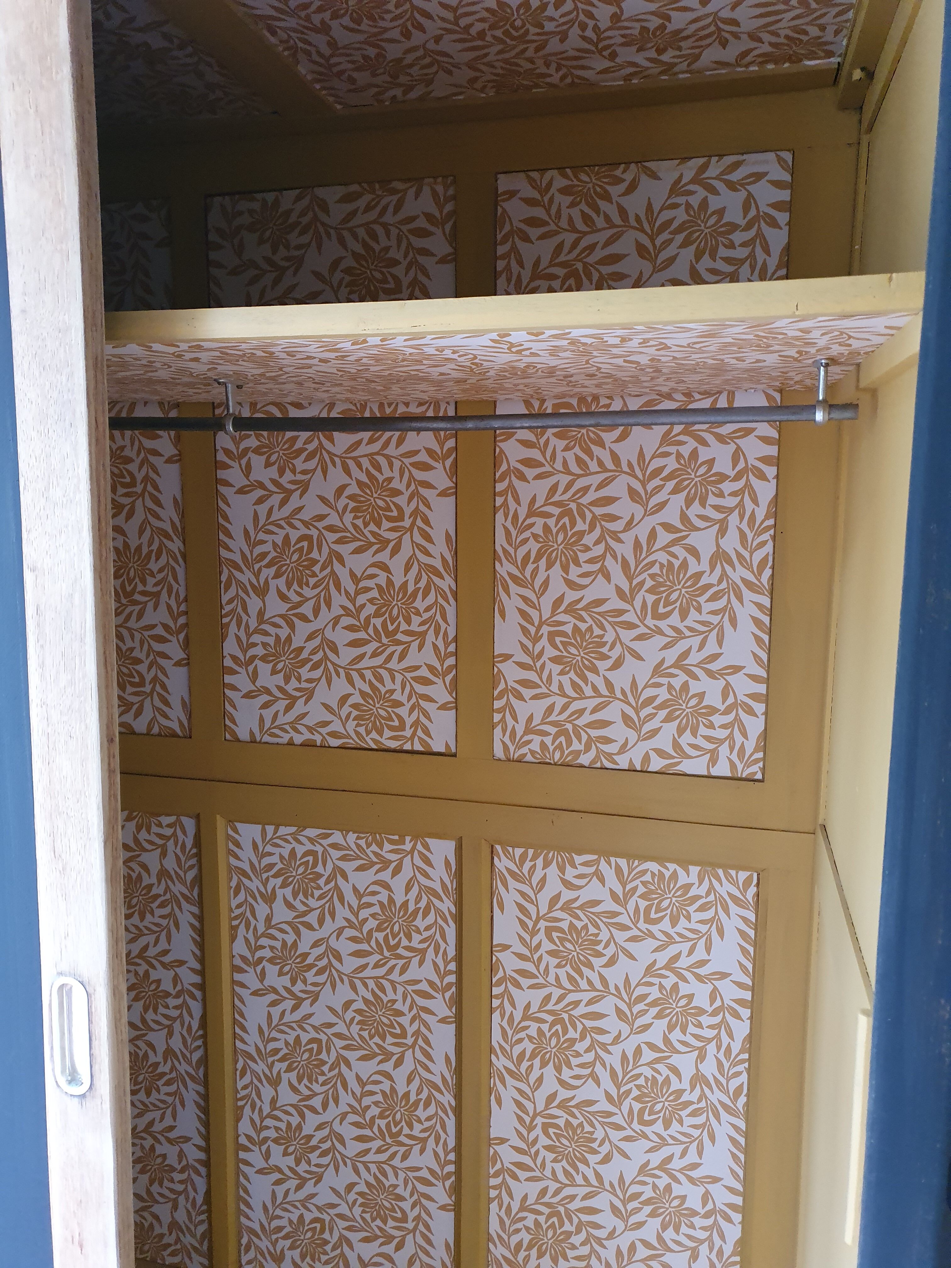 Armoire vintage
