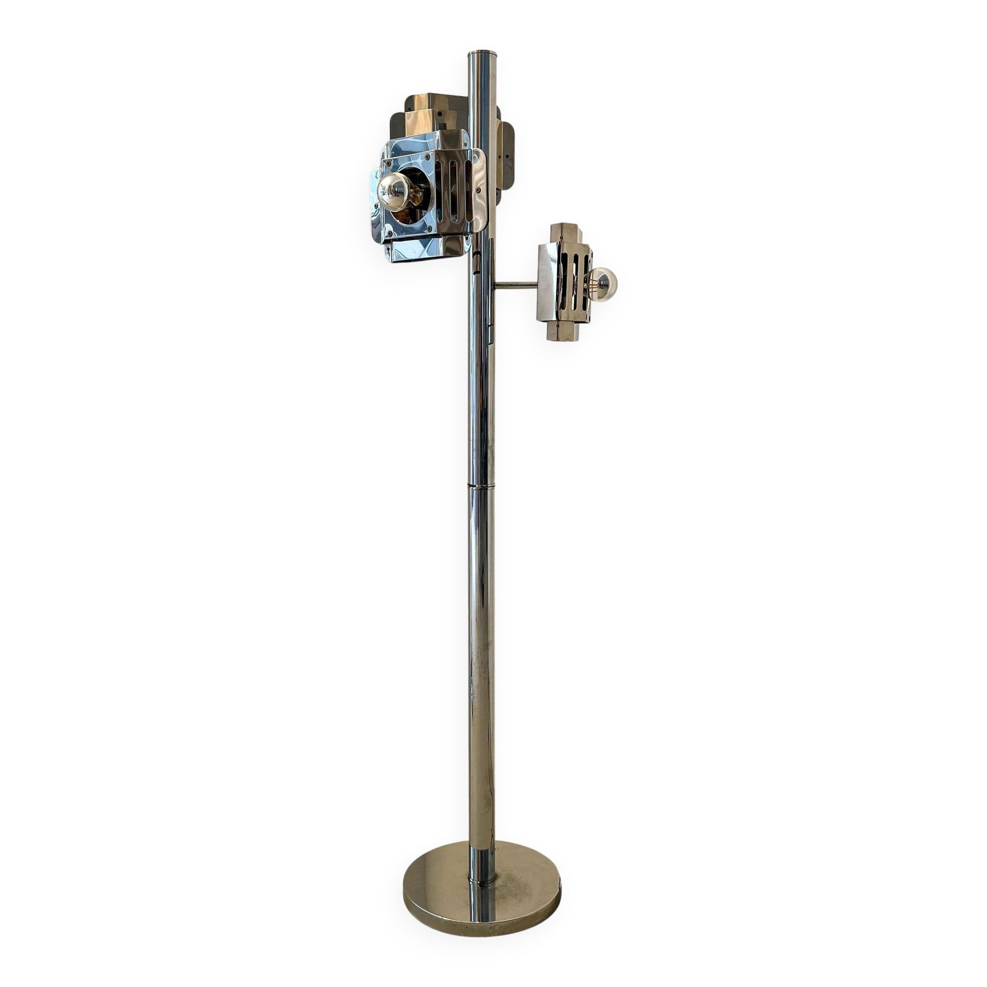 Lampadaire  en métal chromé, avec des abat-jours élaborés.