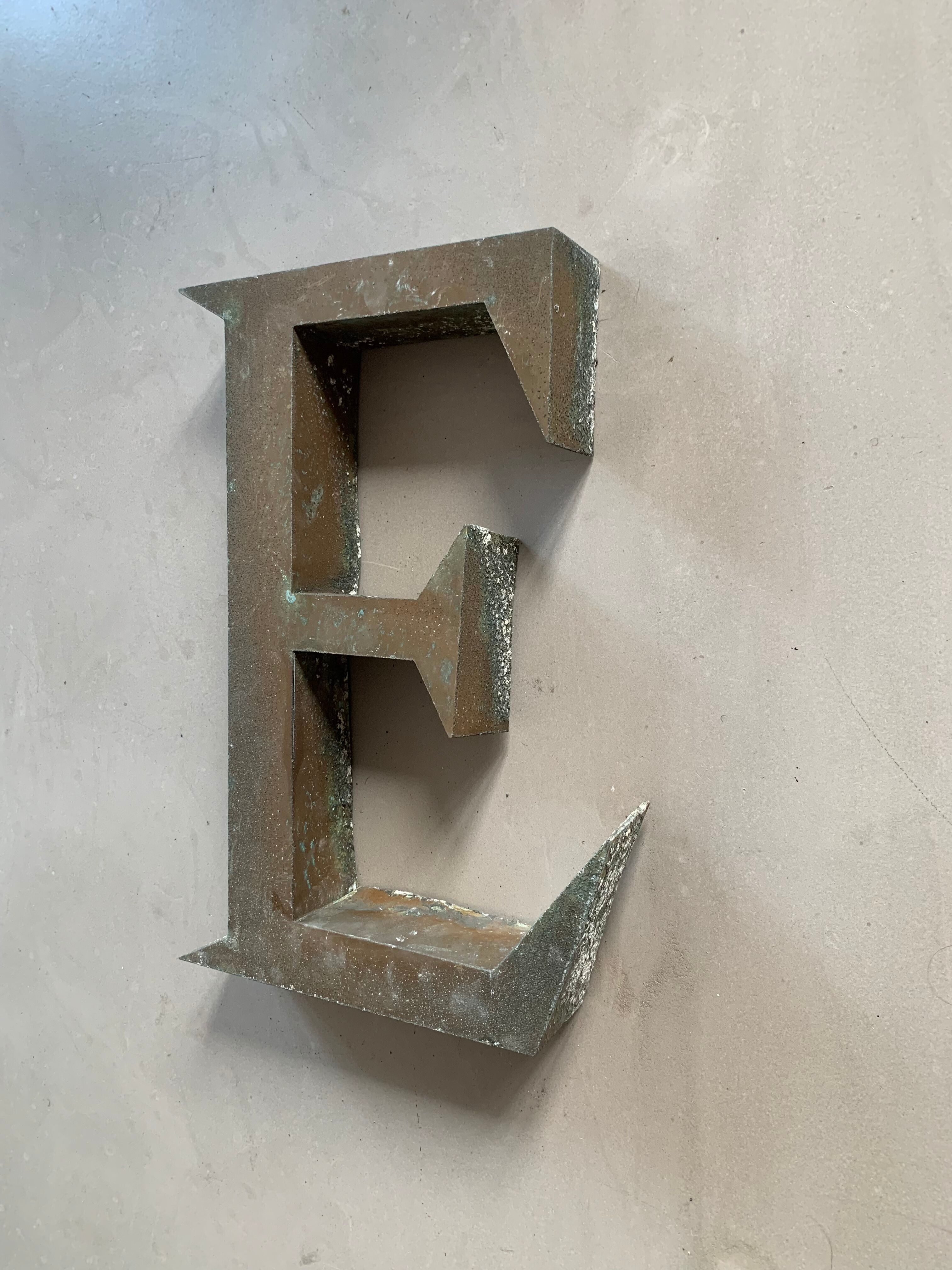 Lettre d’enseigne ancienne E