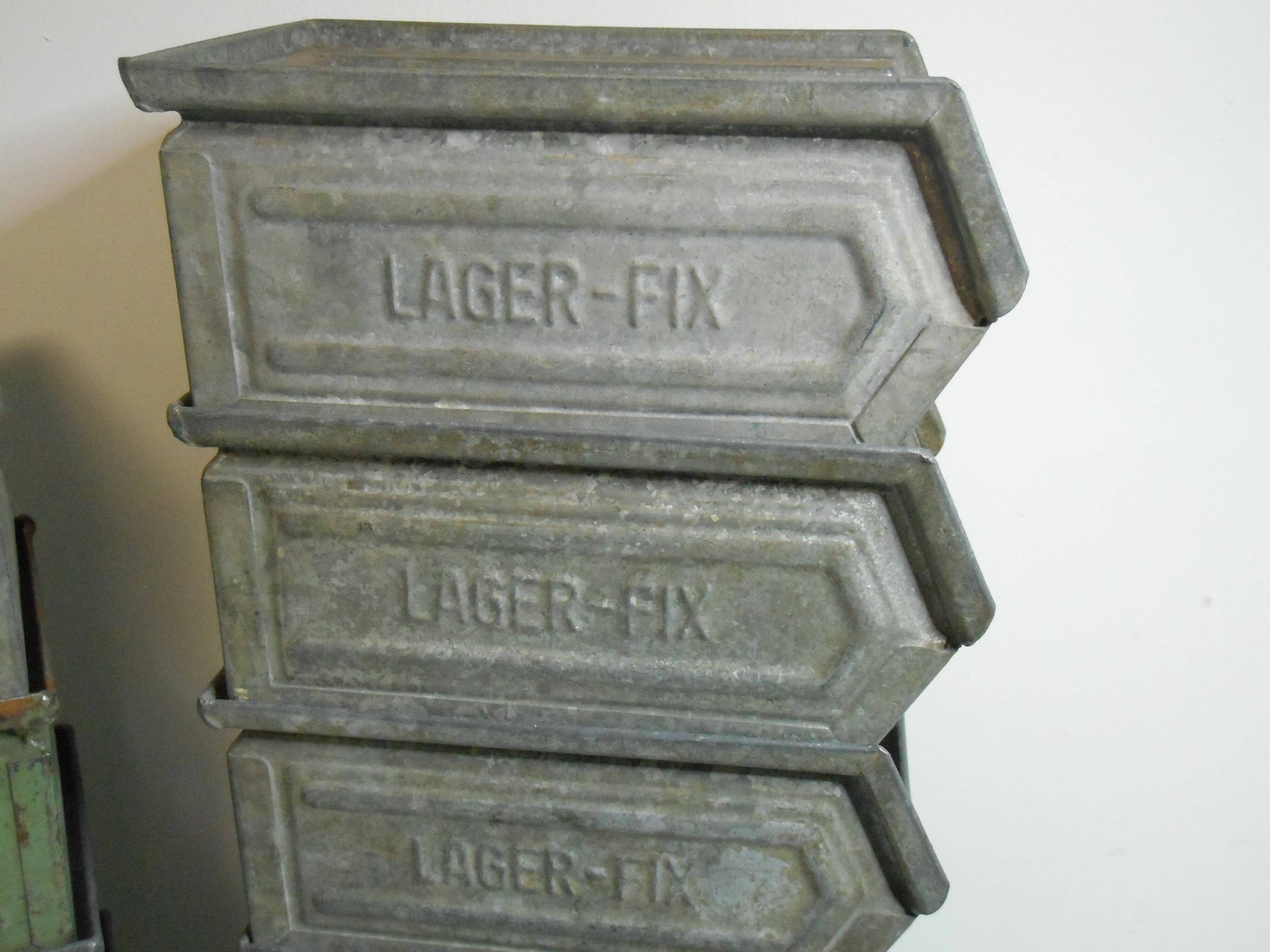 Lot de 15 petits casiers métal industriels