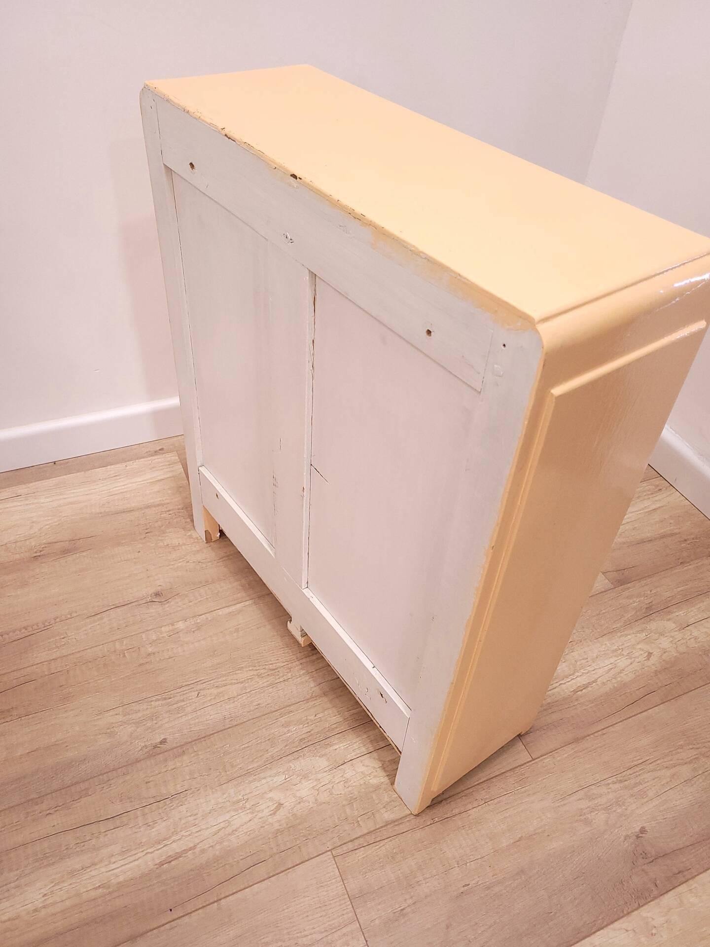 Wall cabinet