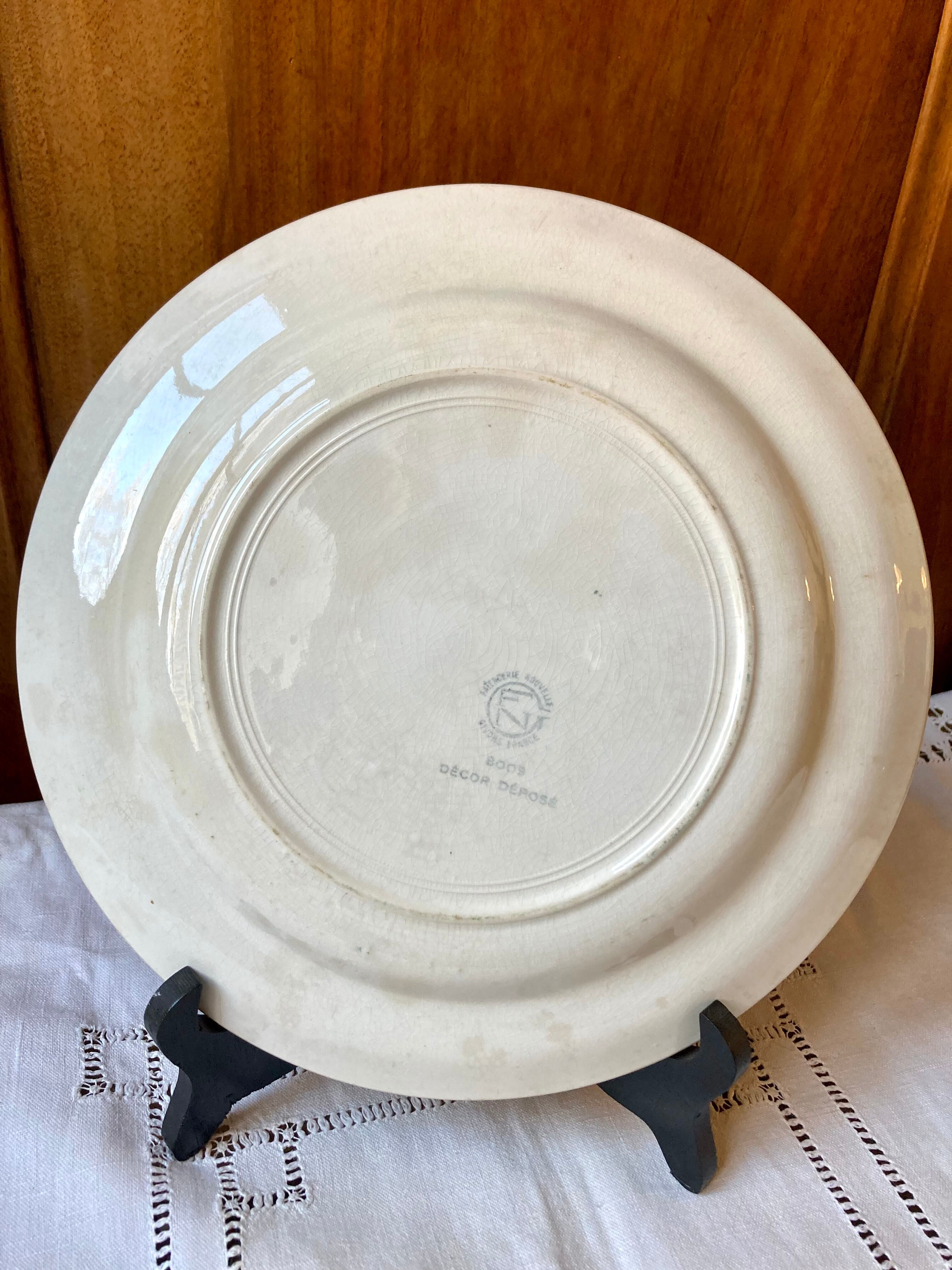 Serving dish round earth of iron earthenware of Givors