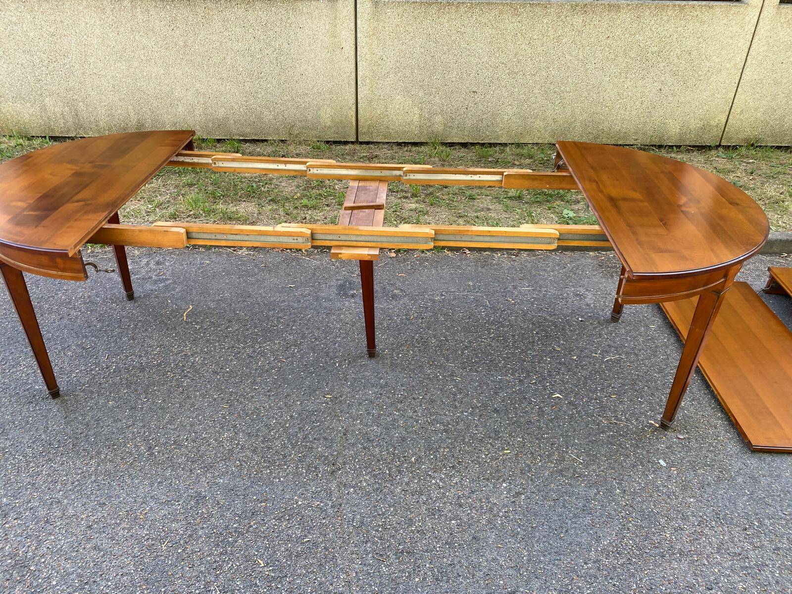 Round extendable dining table Louis XVI in cherry wood from the 1960s.