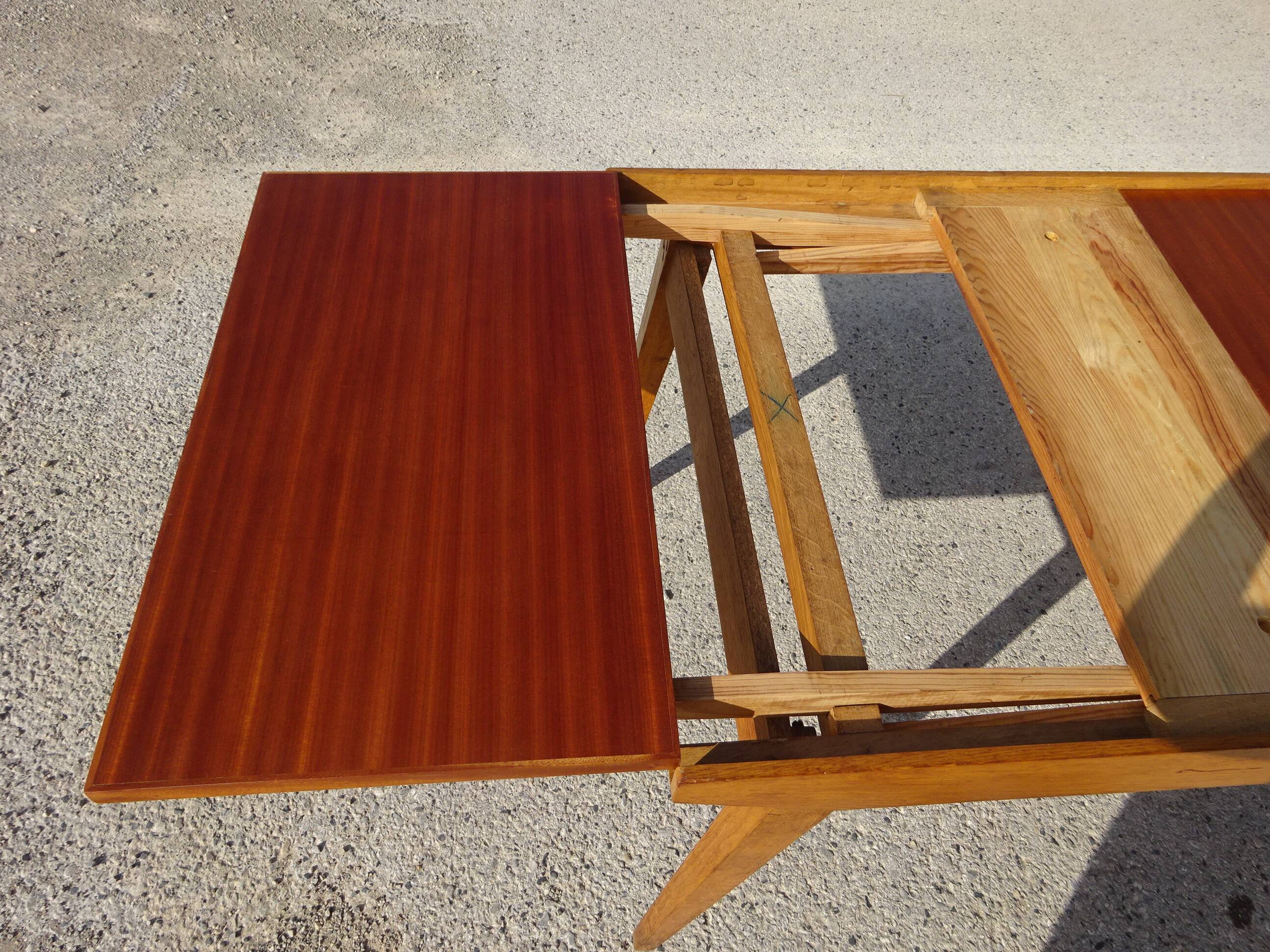 Table vintage en bois avec pieds compas