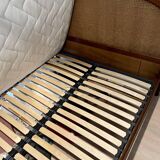 Lit double en cannage (matelas et sommier inclus)