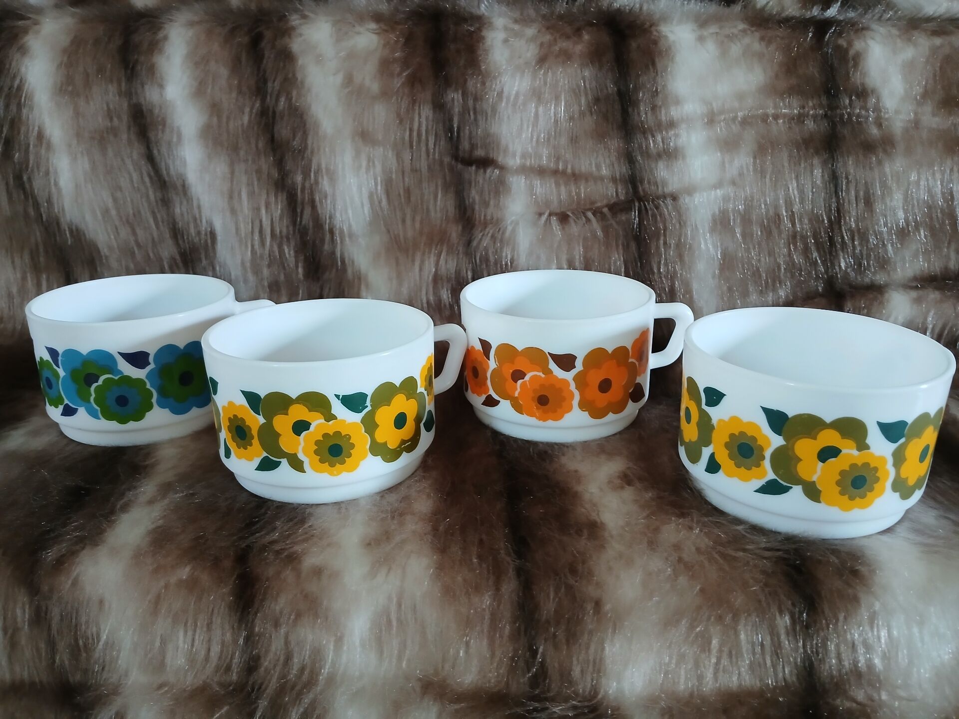 5 vintage cups in Arcopal/Lotus