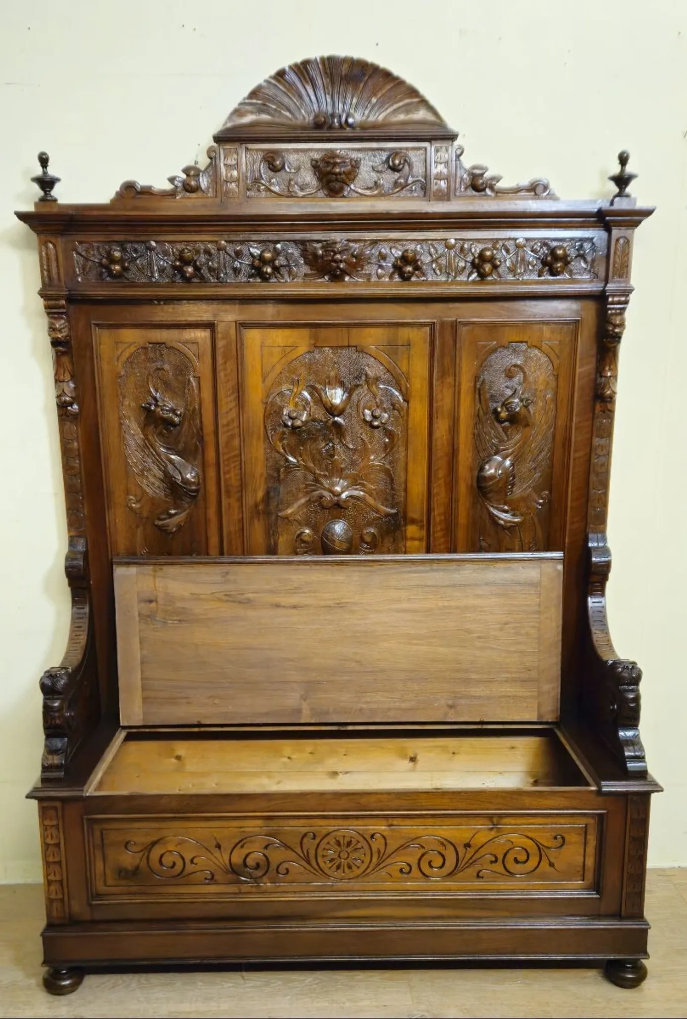Coffre-banc Renaissance en noyer sculpté – XIXe siècle