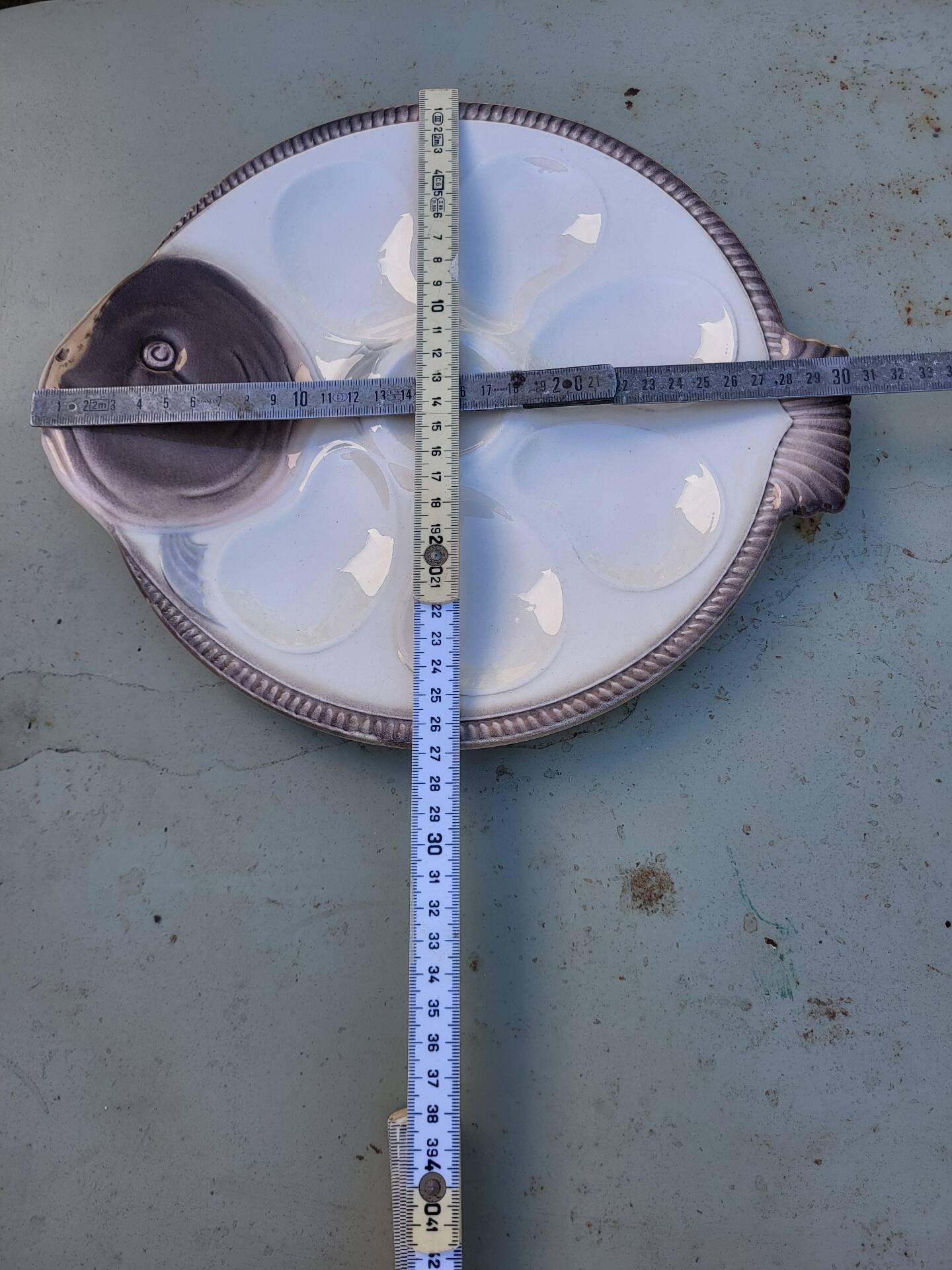 11 Longwy oyster plates with wells and a central compartment.