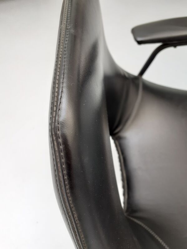 Paire de fauteuils modèle Tonneau, en skaï noir par Pierre Guariche, années 60