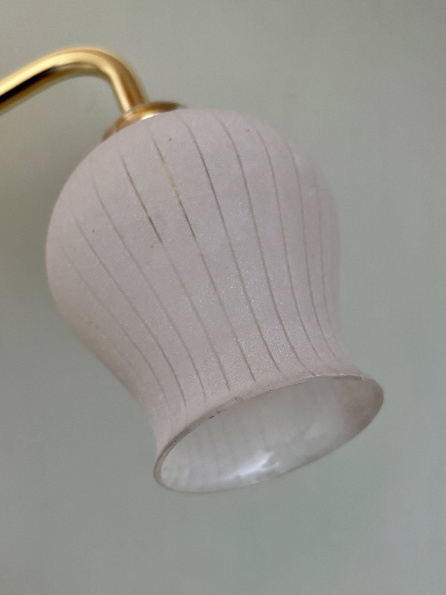 Applique coudée tulipe vintage en verre granité blanc