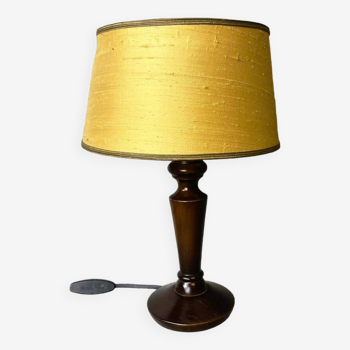 Lampe de table classique en bois avec demi-abat-jour en soie