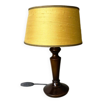 Lampe de table classique en bois avec demi-abat-jour en soie