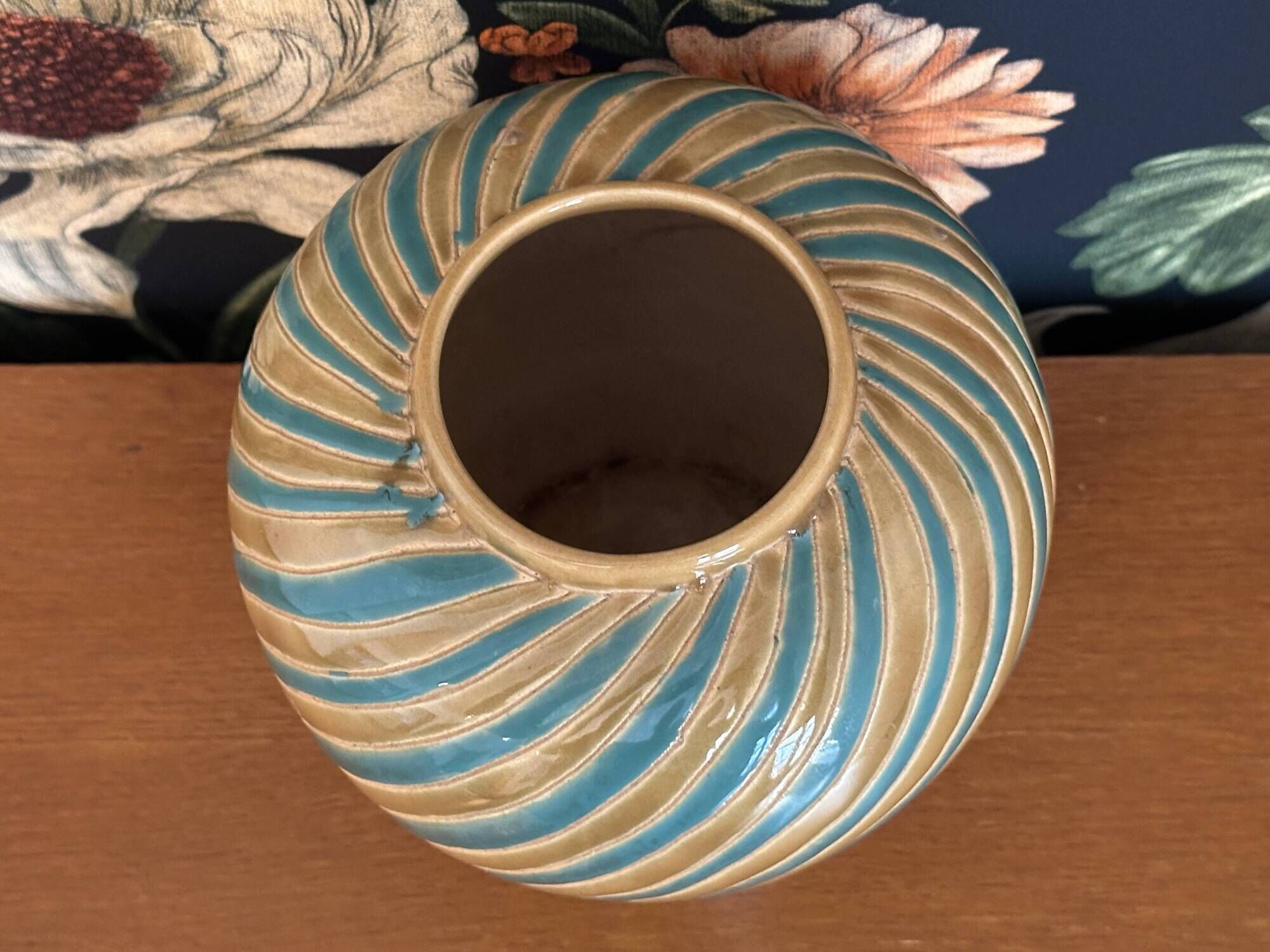 Ancien vase boule en céramique forme spirale vintage