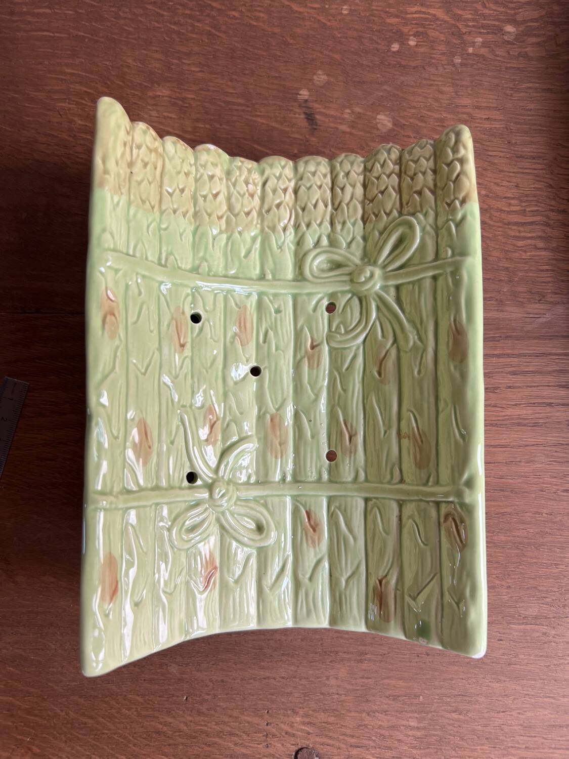 Asparagus dish and drainer in slip-cast iron