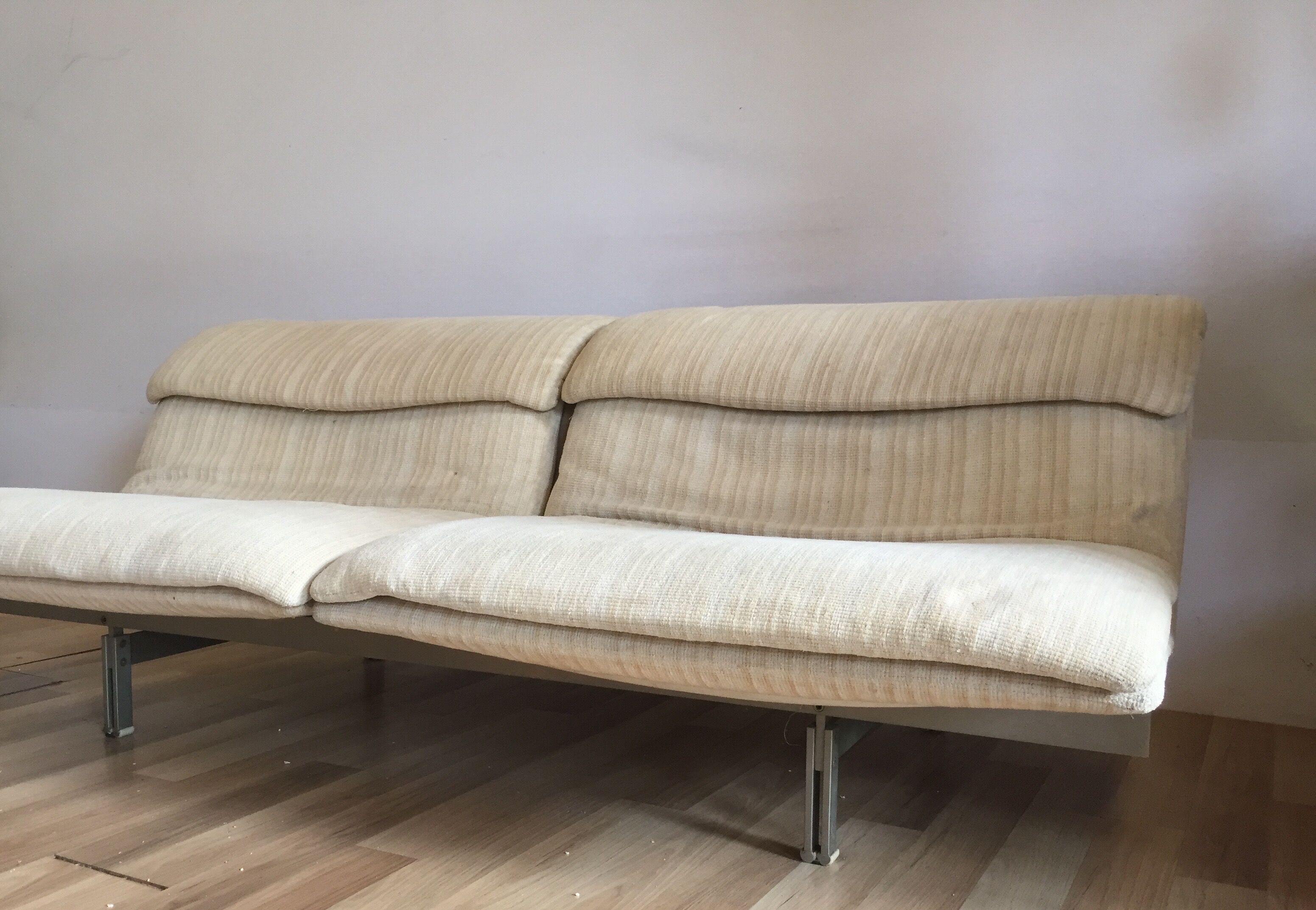 Sofa by designer Giovanni Offredi for Saporiti, Wave model