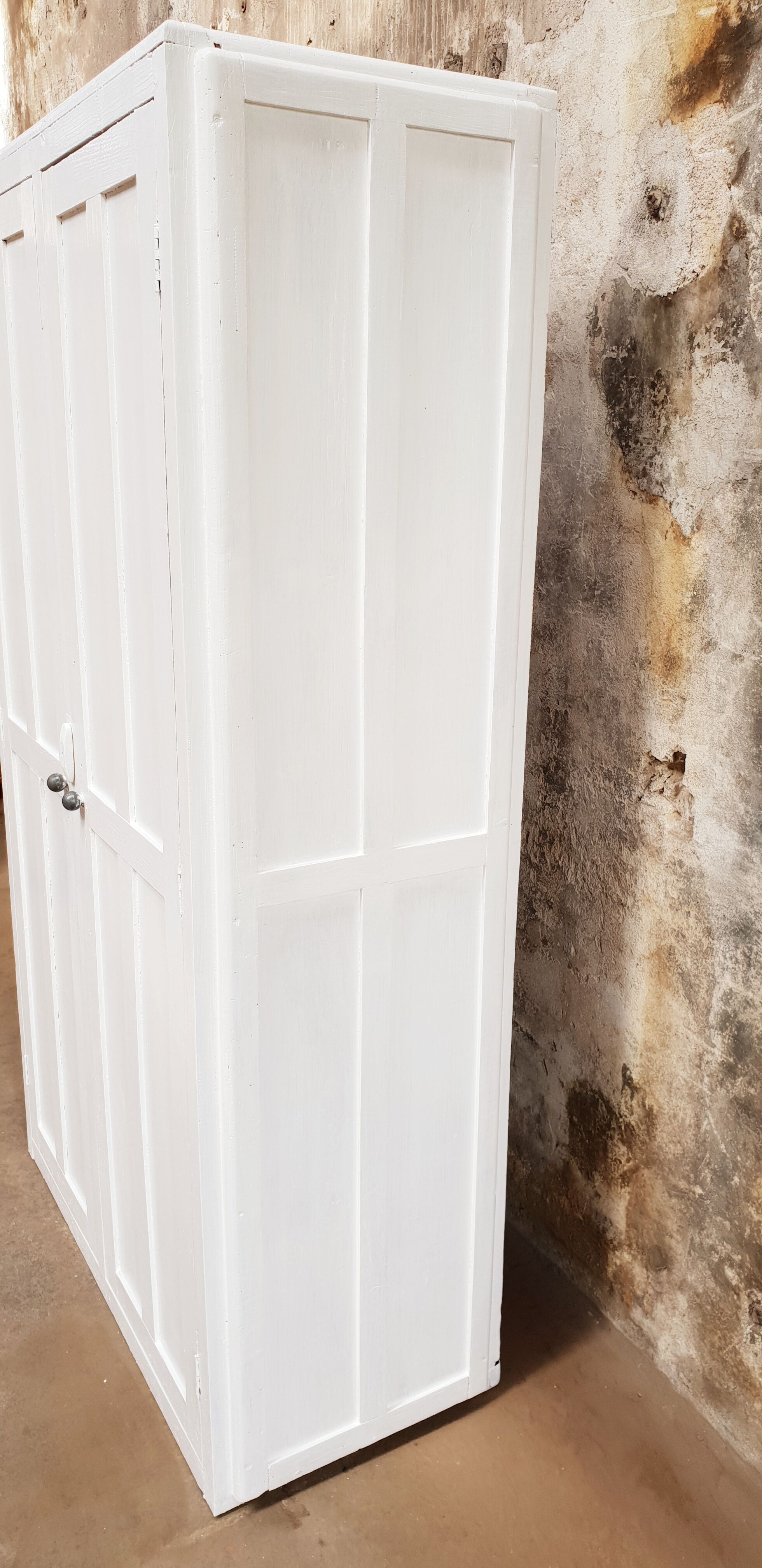 Armoire vintage
