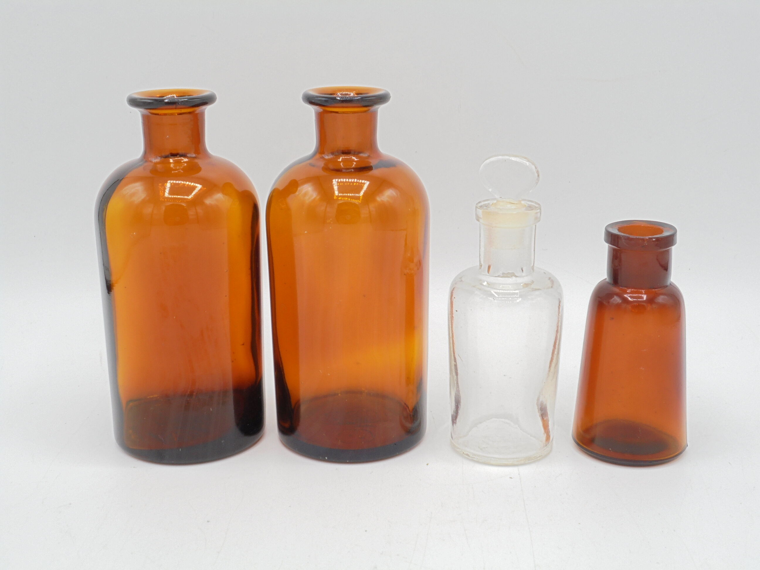Lot de 4 anciens flacons pharmaceutiques