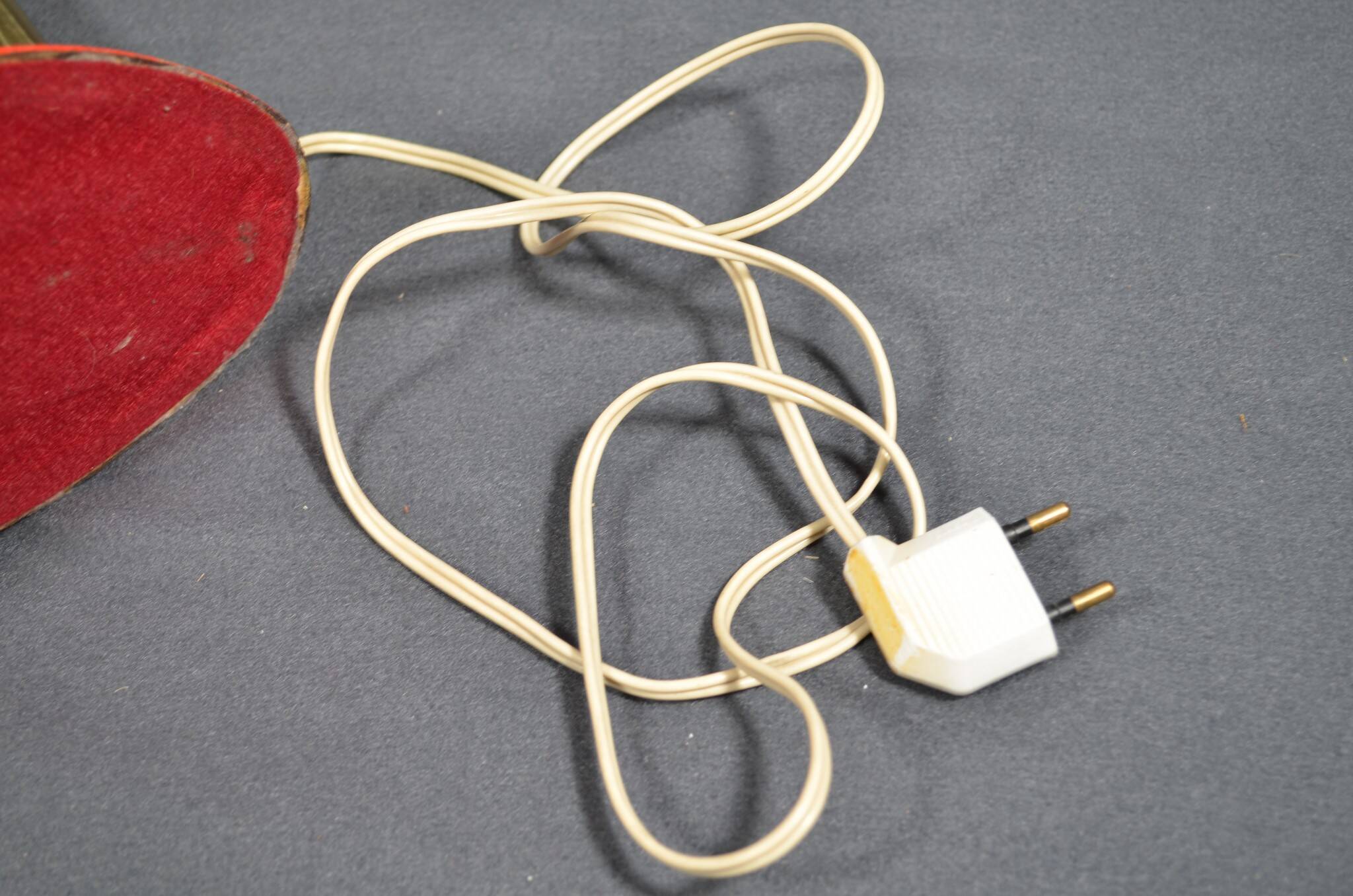 Jean Boris LACROIX (1902-1984), Desk lamp in red lacquered sheet metal, profiled diffuser