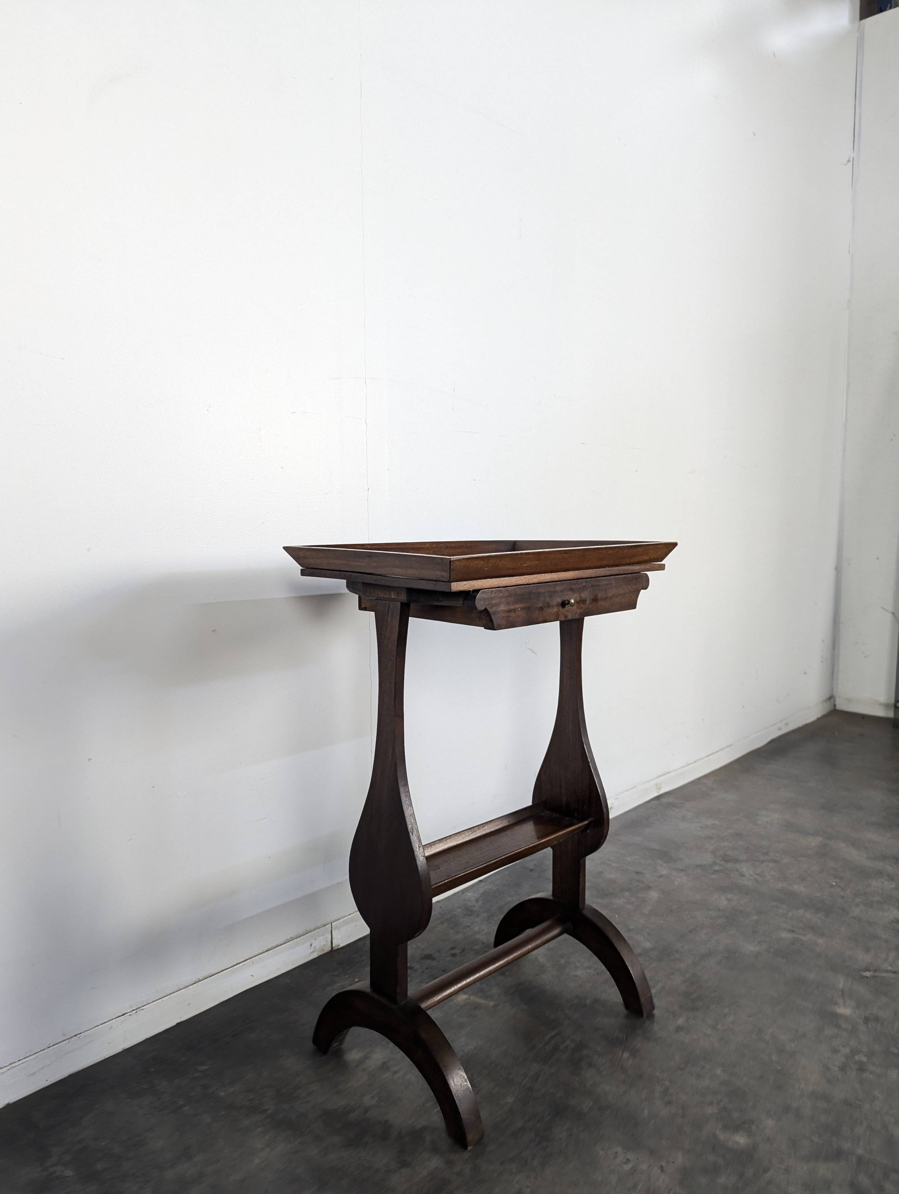 Occasional table worker in Mahogany, Restoration period.