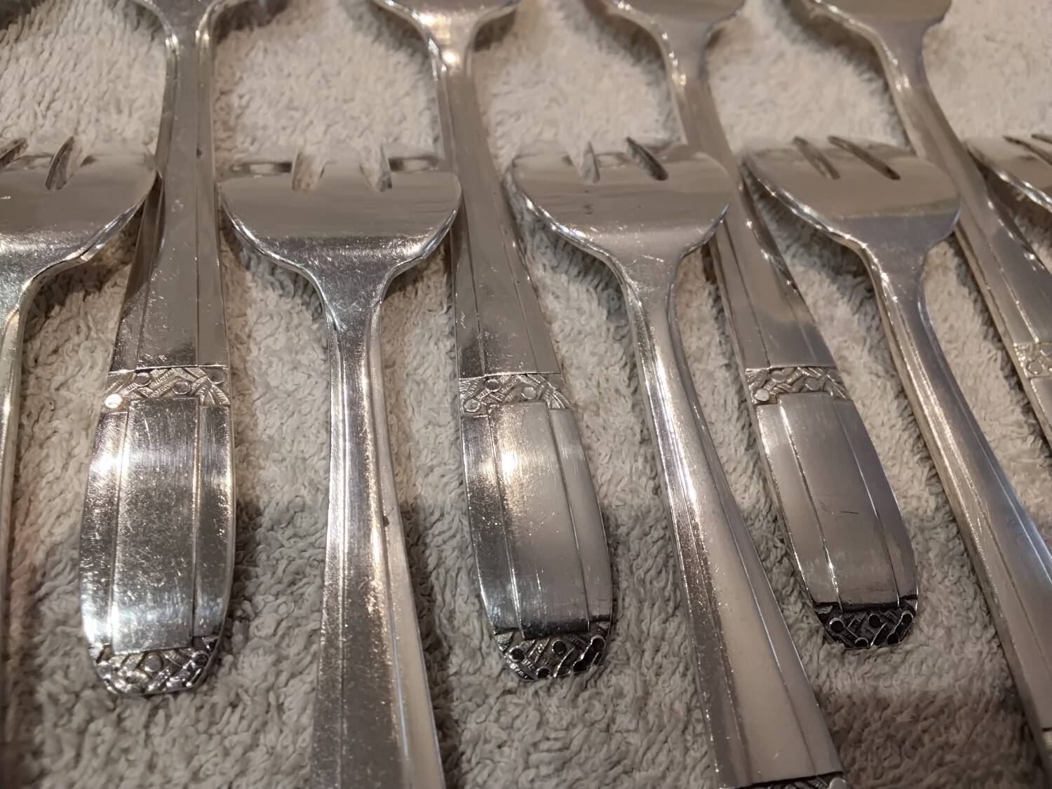 12 silver-plated oyster forks by silversmith Argit, Art Deco floral design