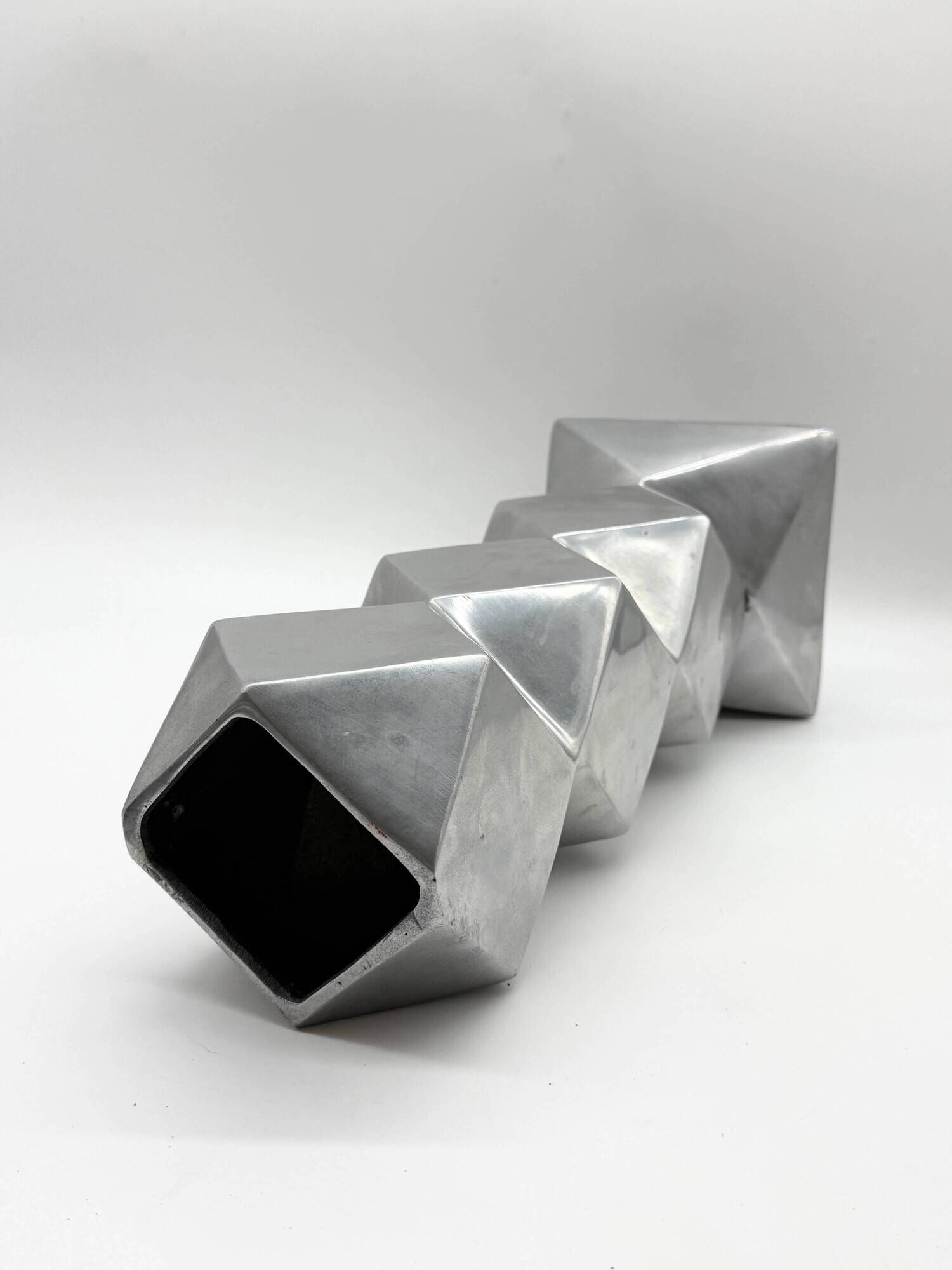 Vase sculptural en fonte d’aluminium, 1970